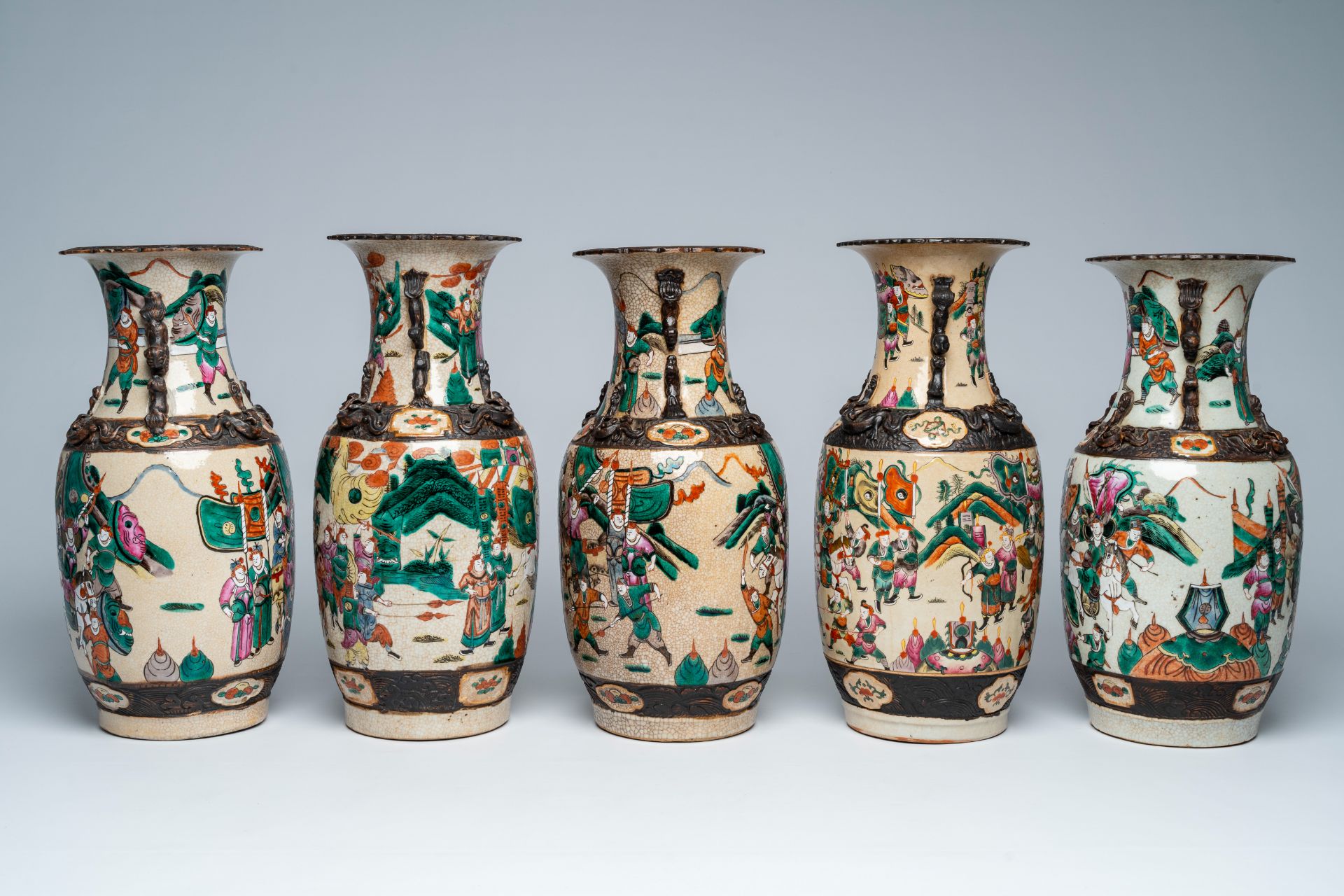 Five Chinese Nanking crackle glazed famille rose 'warrior' vases, 19th C. - Bild 2 aus 5