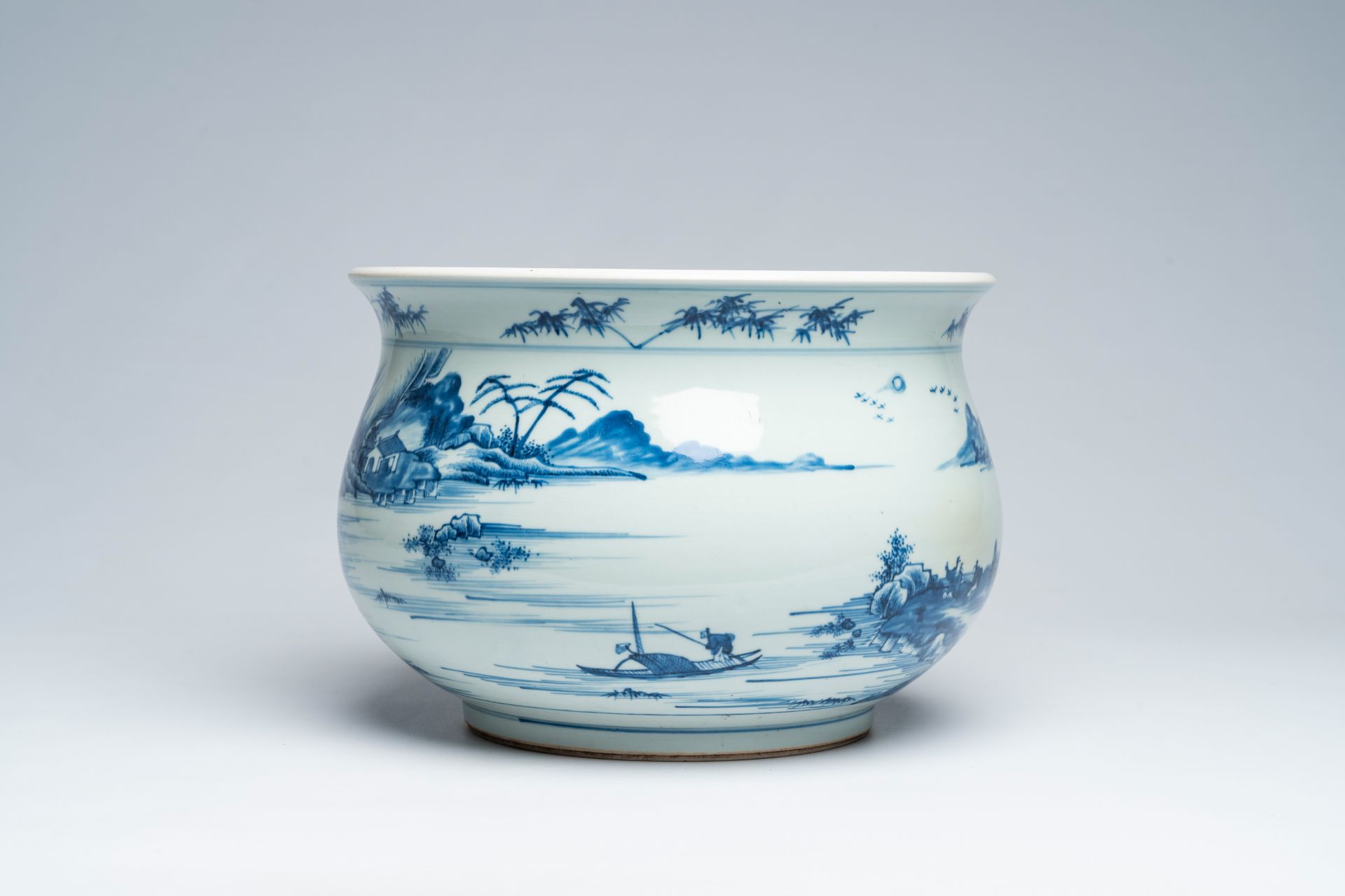 A large Chinese blue and white censer with a river landscape, 18th C. or later - Image 4 of 8