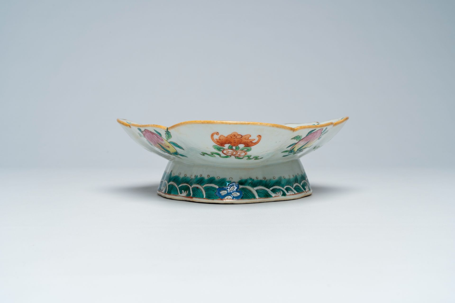 A Chinese famille rose lobed bowl on foot with a landscape with a gate to the Forbidden City, 19th C - Image 5 of 7