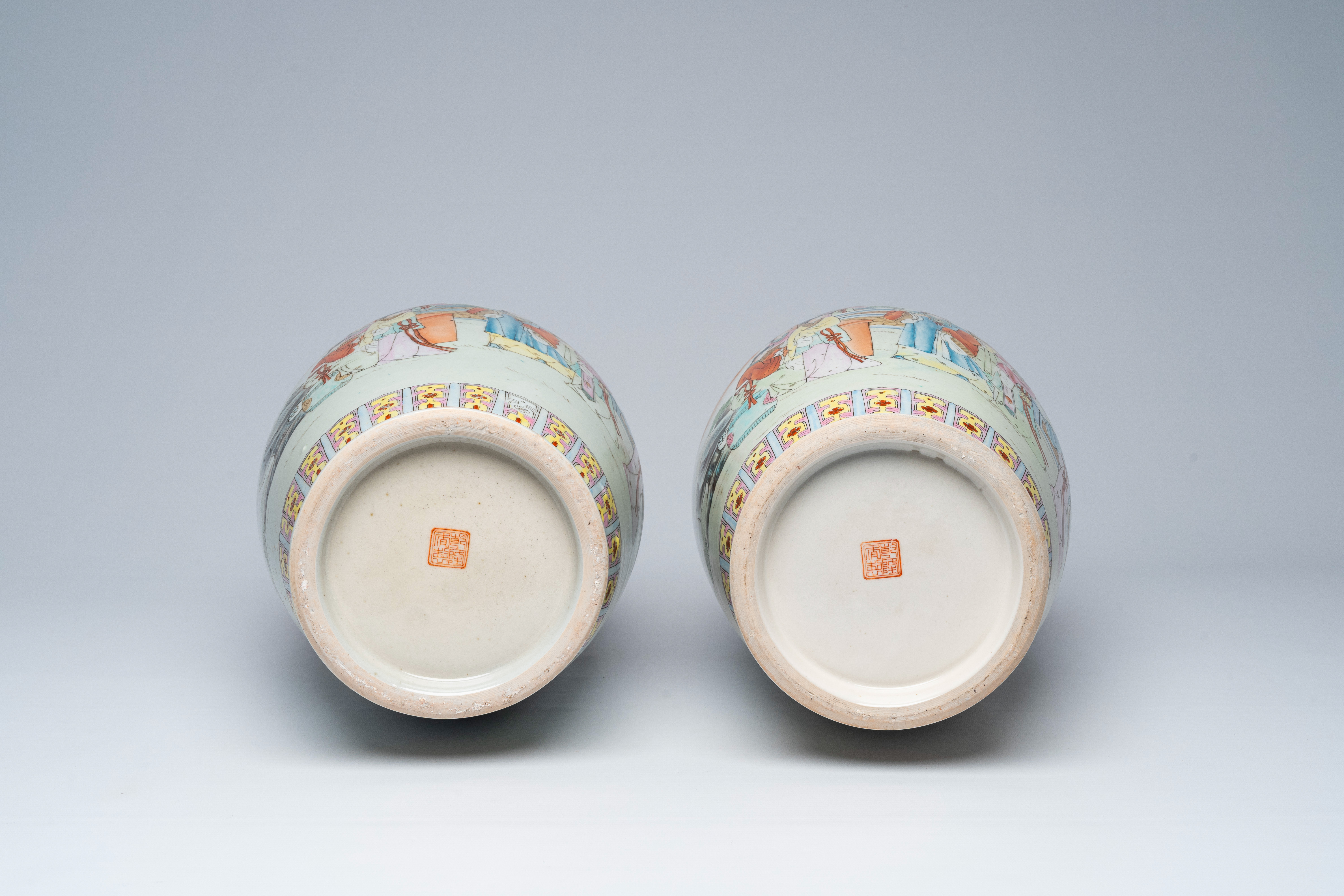 A pair of Chinese famille rose vases with court ladies in a palace garden, 20th C. - Bild 6 aus 6