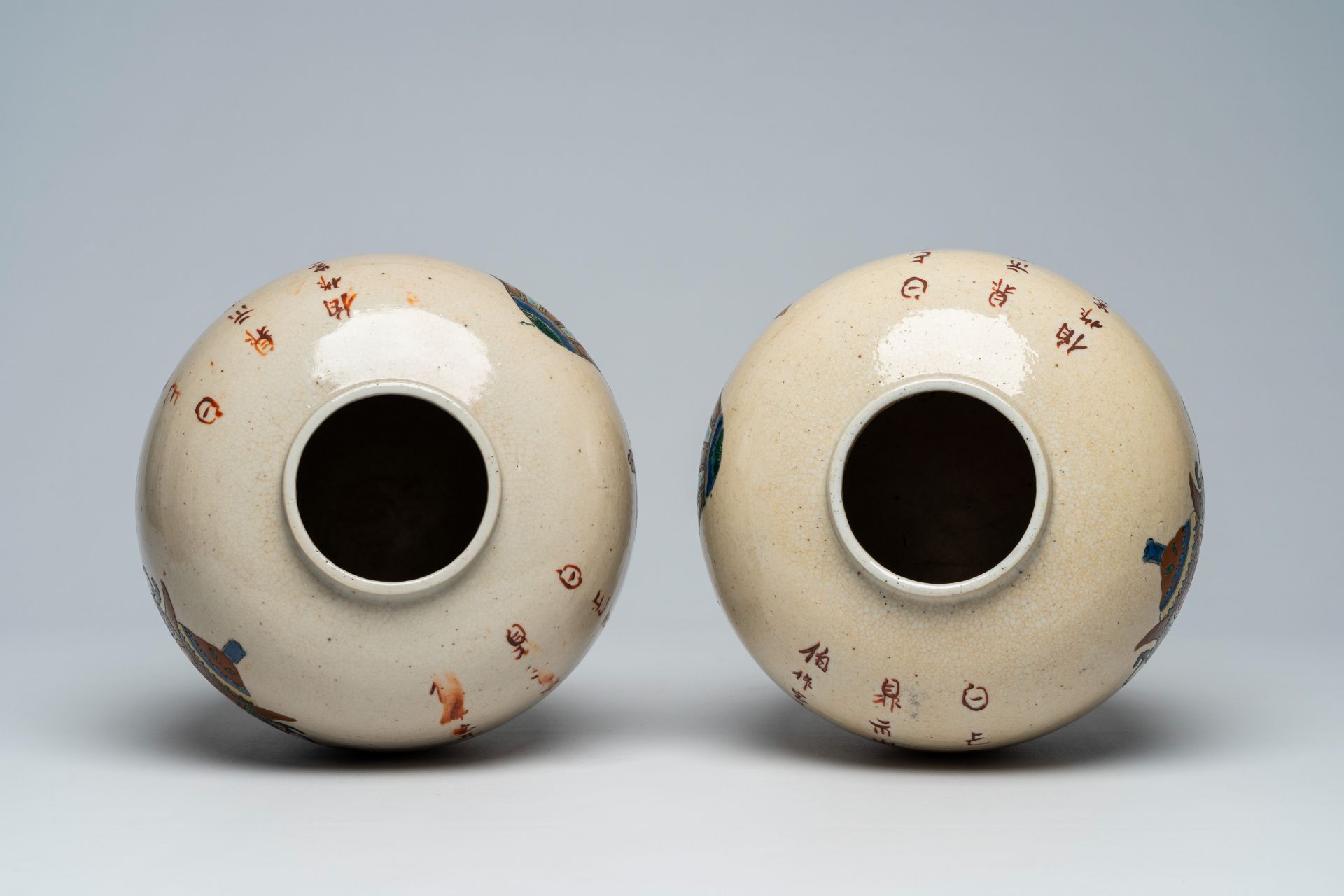 A pair of Chinese Nanking crackle glazed famille verte ginger jars with antiquities design, 19th C. - Image 5 of 6