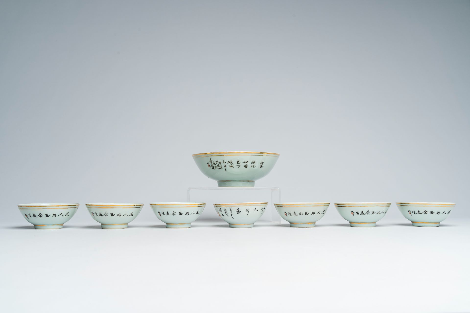 A varied collection of Chinese qianjiang cai and famille rose bowls with floral design and figures i - Image 3 of 14