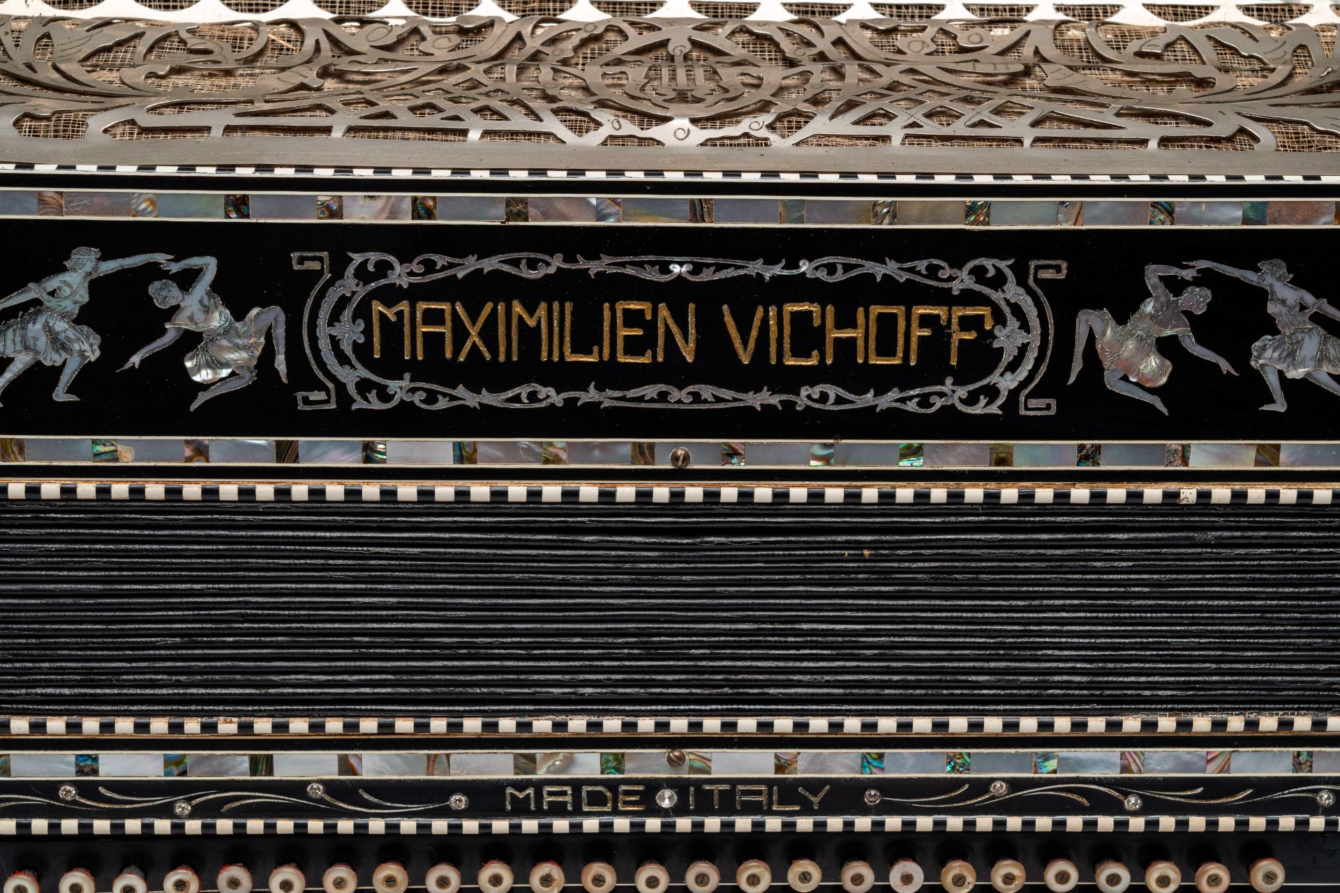 An Italian 'Maximilien Vichoff' chromatic accordion with button keyboard and box, ca. 1930 - Image 6 of 6