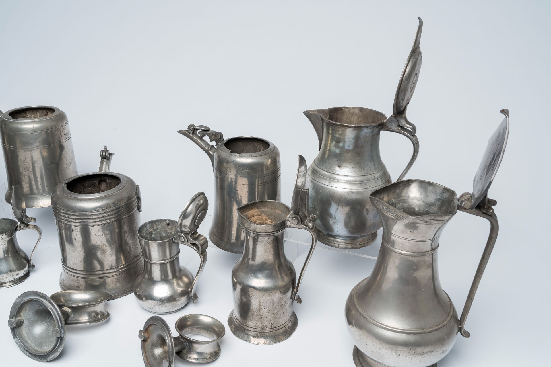 A varied collection of pewter jugs and flagons, a.o. acorn jugs and Swiss Glocken flagons, various o - Image 9 of 12