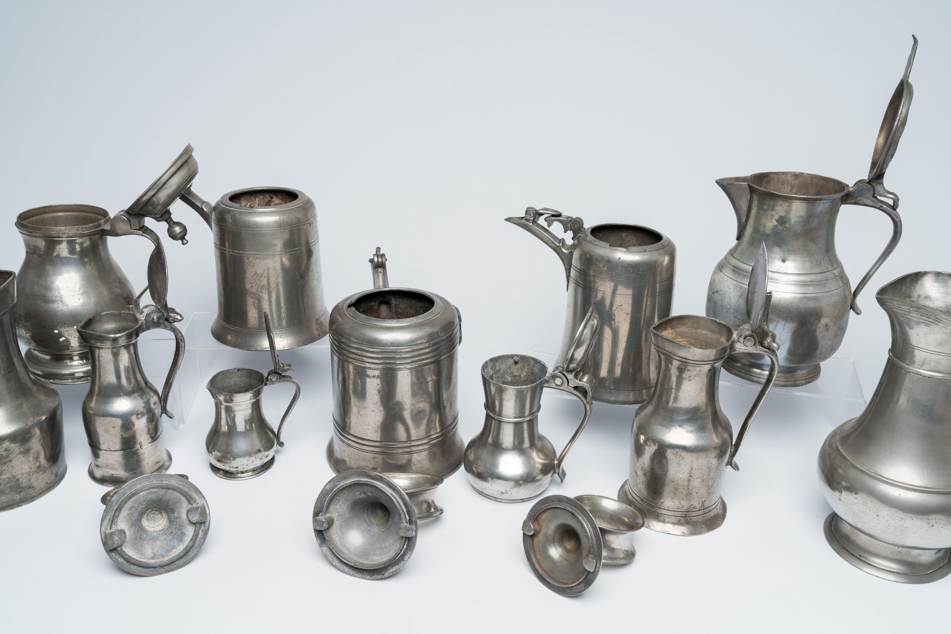 A varied collection of pewter jugs and flagons, a.o. acorn jugs and Swiss Glocken flagons, various o - Image 7 of 12