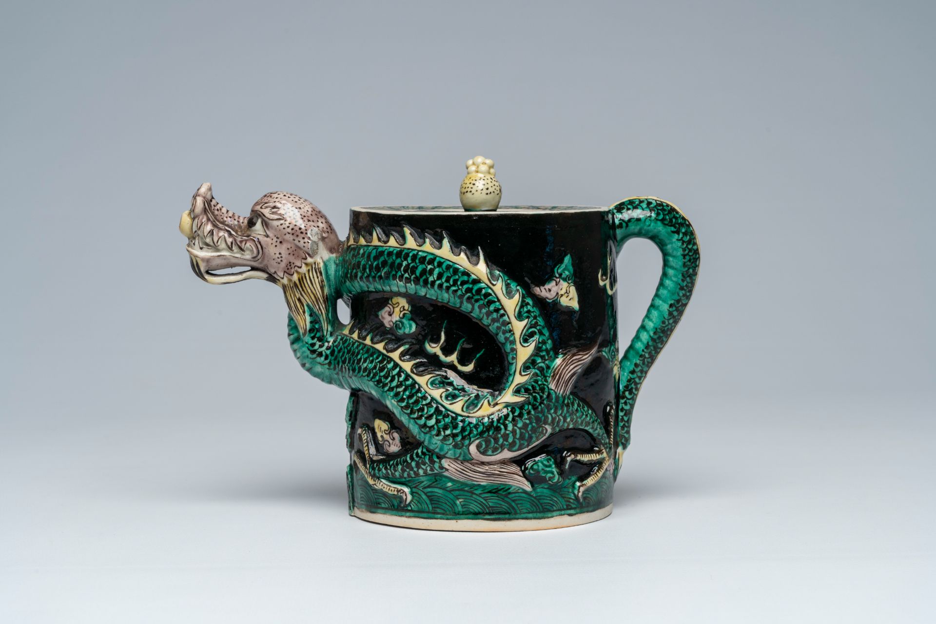 A Chinese famille noire dragon-shaped teapot with relief design, 19th C. - Image 2 of 9