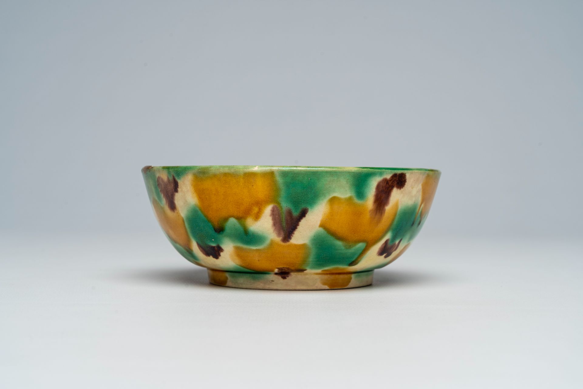 A Chinese sancai glazed bowl, 19th/20th C. - Image 5 of 7