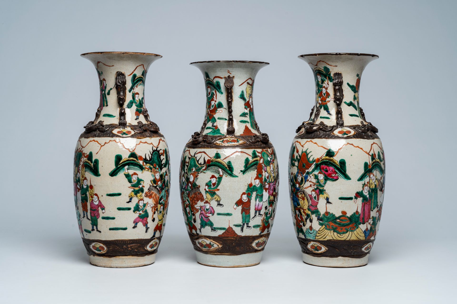 Three Chinese Nanking crackle glazed famille rose 'warrior' vases, 19th C. - Bild 2 aus 6