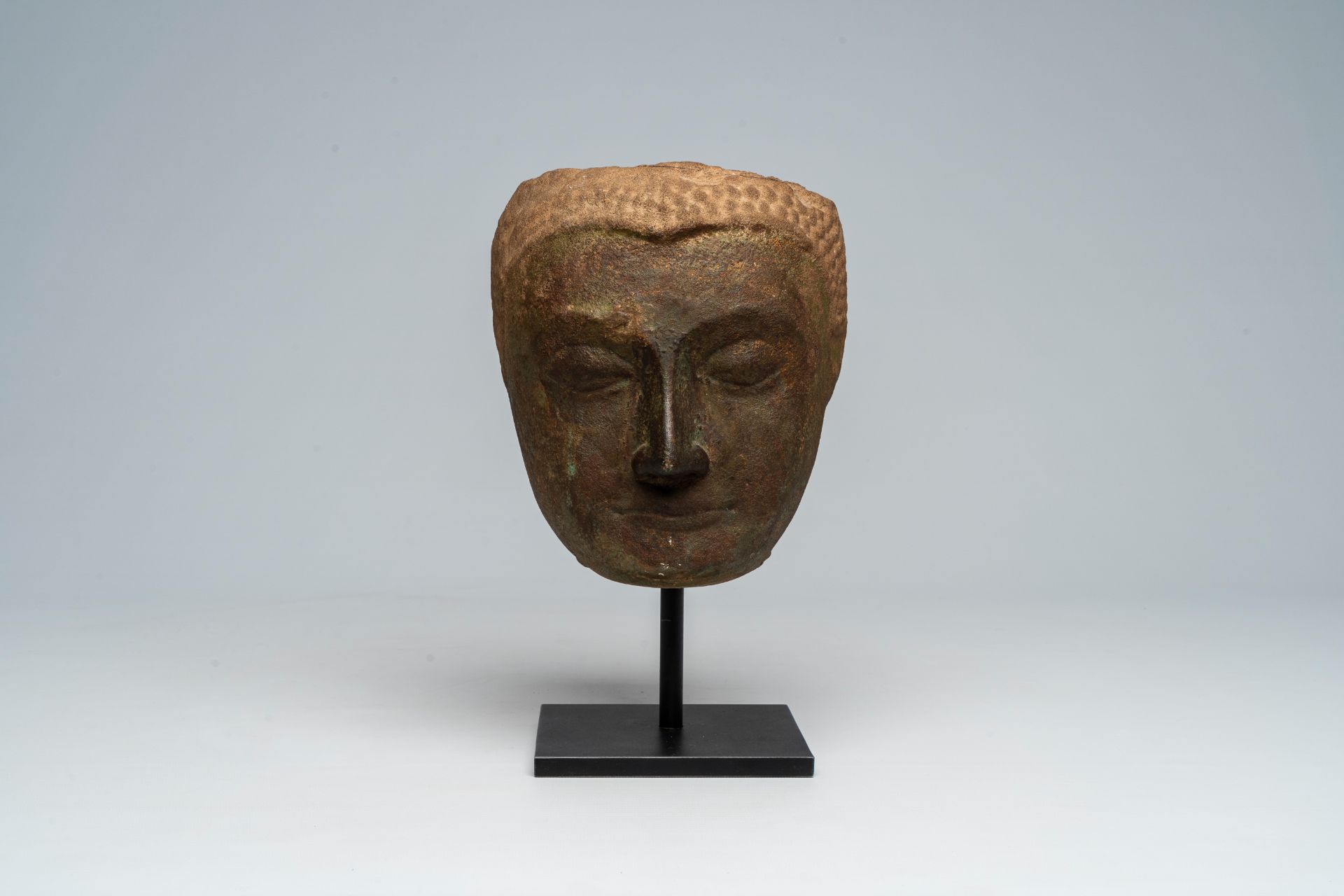 A carved stone head of Buddha, probably Thailand, 14th/16th C. - Image 2 of 7