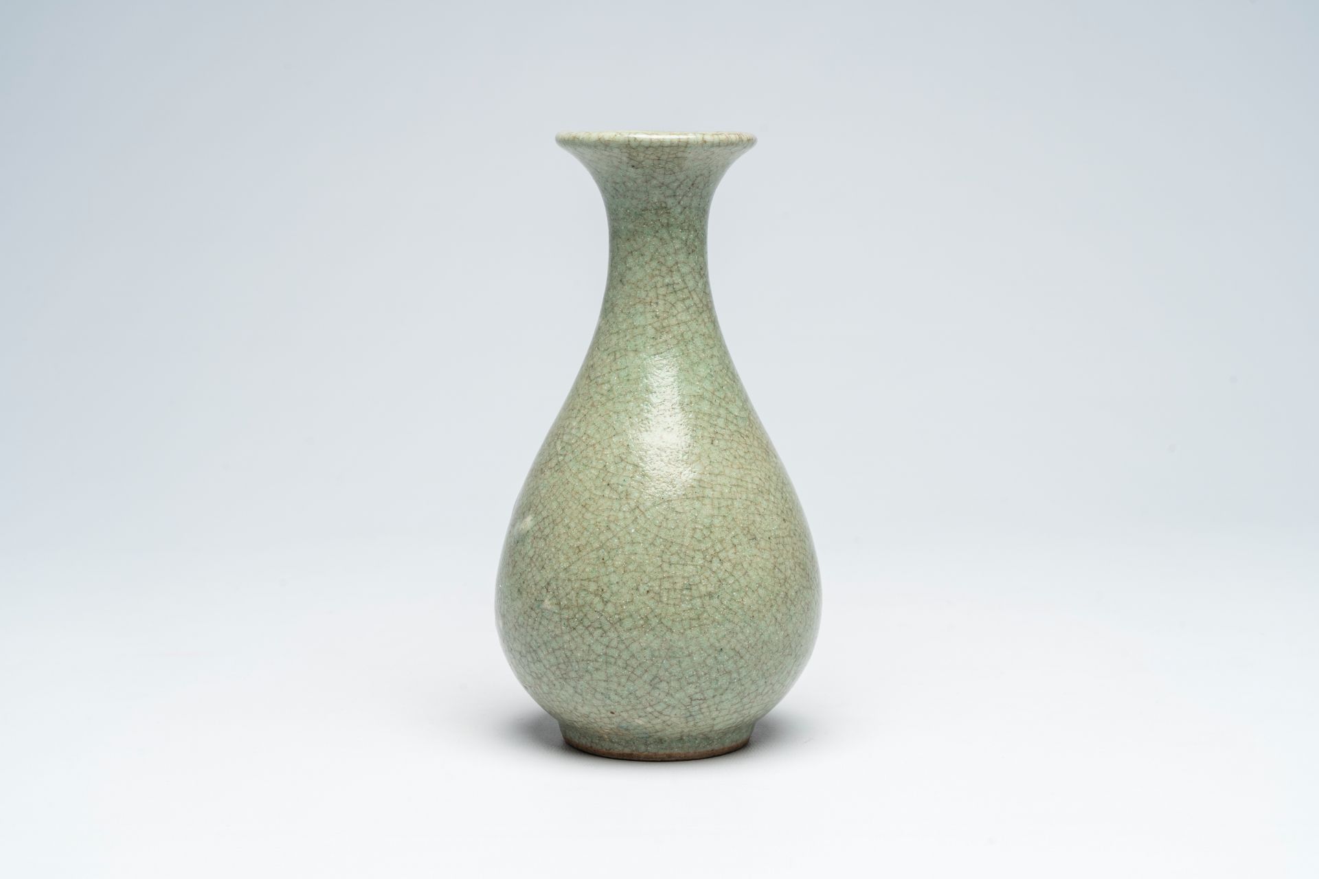 A Chinese monochrome crackle-glazed 'yuhuchunping' vase, 19th/20th C. - Image 3 of 6