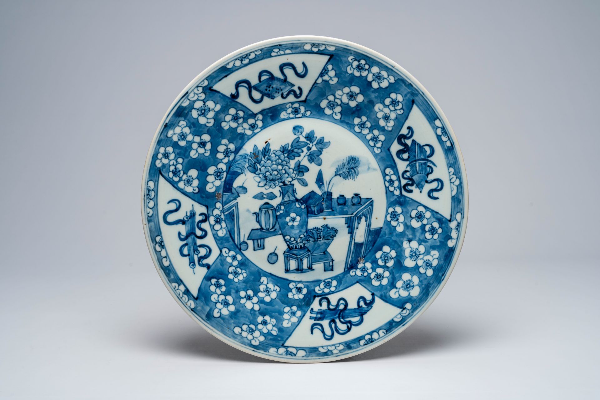 Two Chinese blue and white chargers with a landscape and antiquities, 19th C. - Bild 4 aus 5