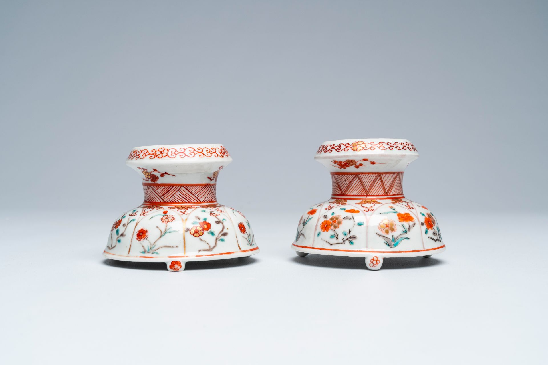 A pair of Japanese Kakiemon style salts with floral design, Edo, 17th/18th C. - Image 4 of 8