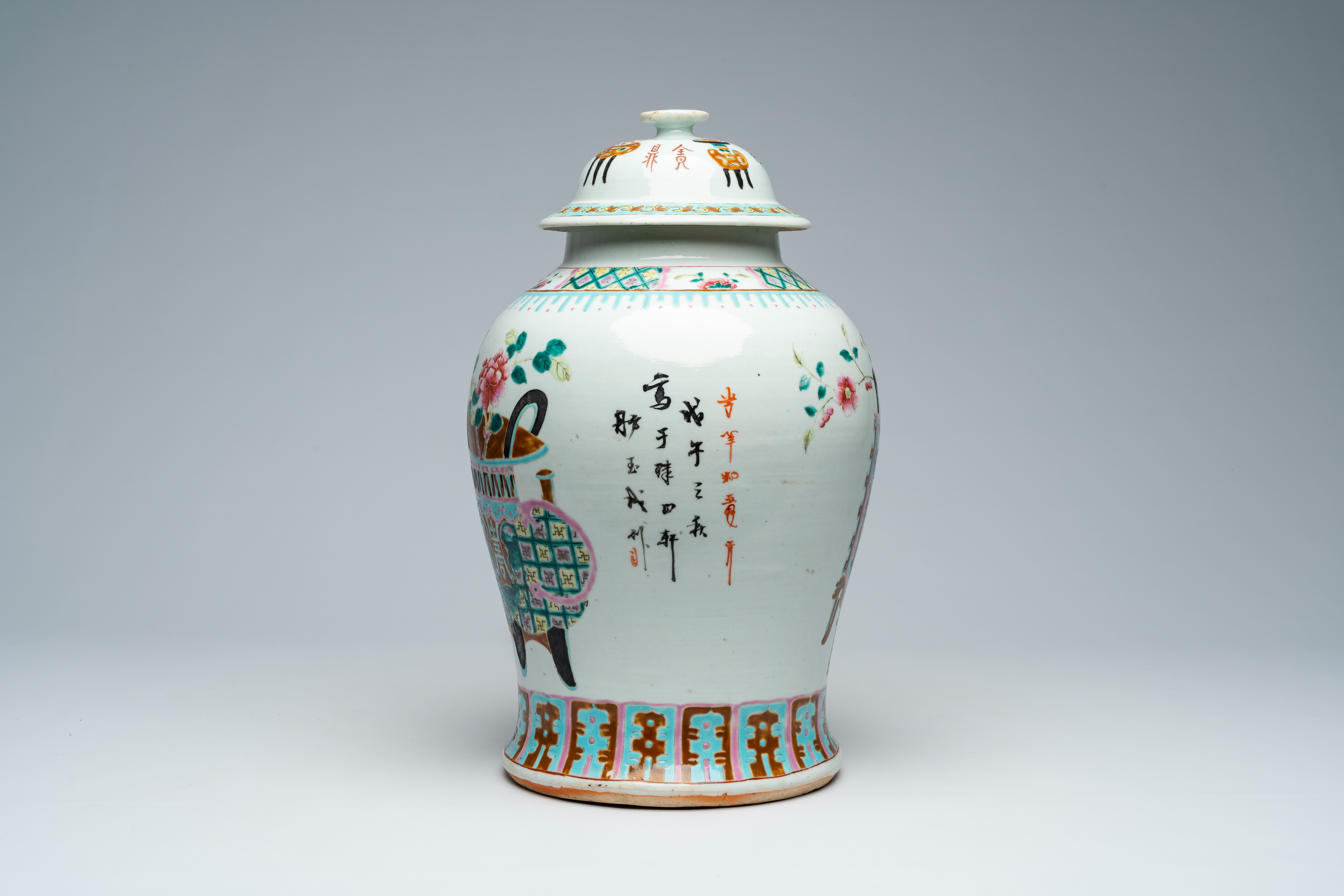 A Chinese famille rose vase and cover with antiquities and floral design, 19th C. - Bild 2 aus 6