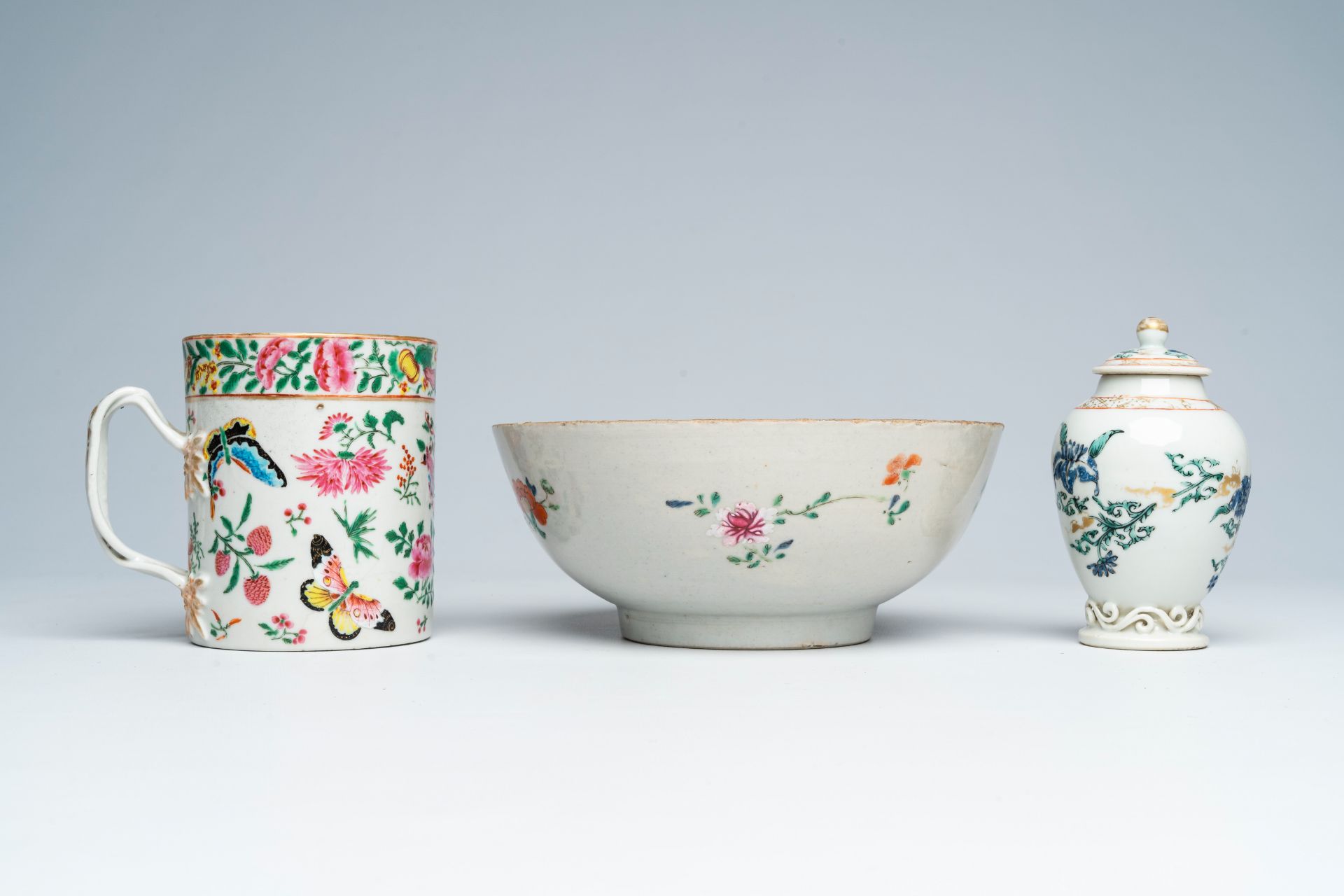 A varied collection of Chinese famille rose and blue and white porcelain, 18th/19th C. - Image 5 of 14