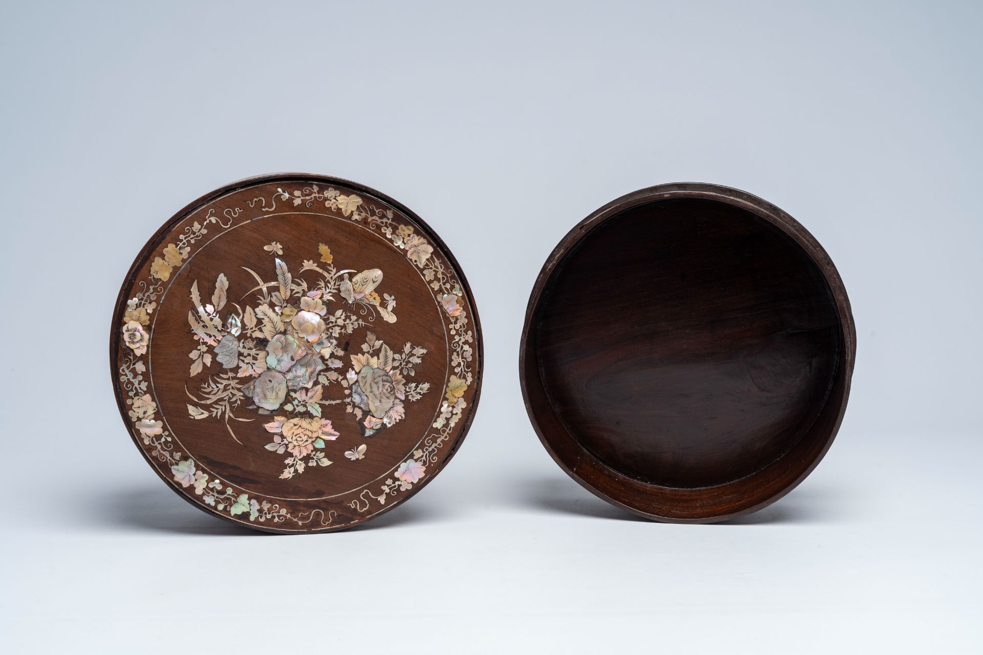 A large Chinese mother of pearl-inlaid wooden tray and a box and cover, 19th/20th C. - Image 10 of 13