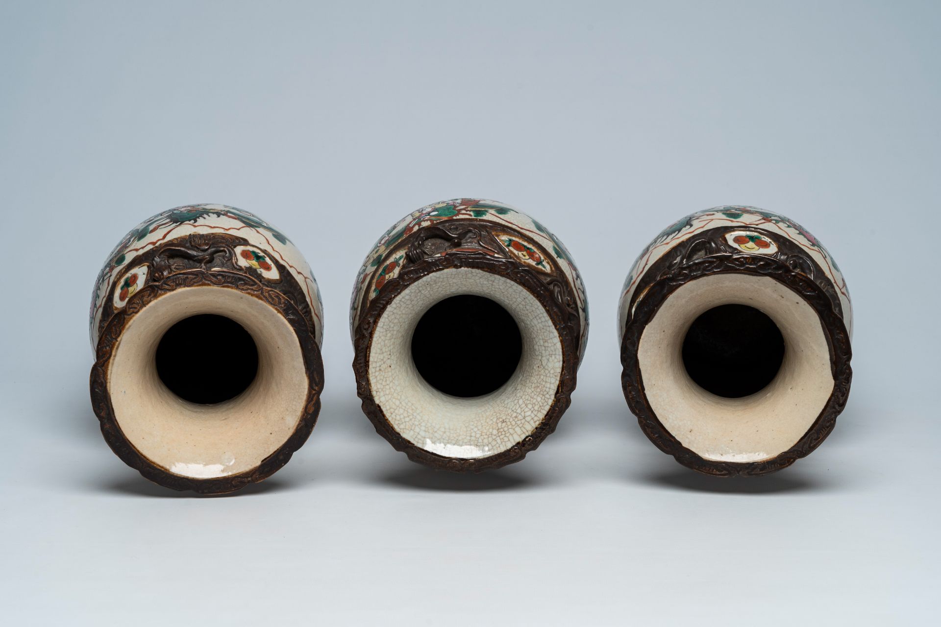 Three Chinese Nanking crackle glazed famille rose 'warrior' vases, 19th C. - Bild 5 aus 6