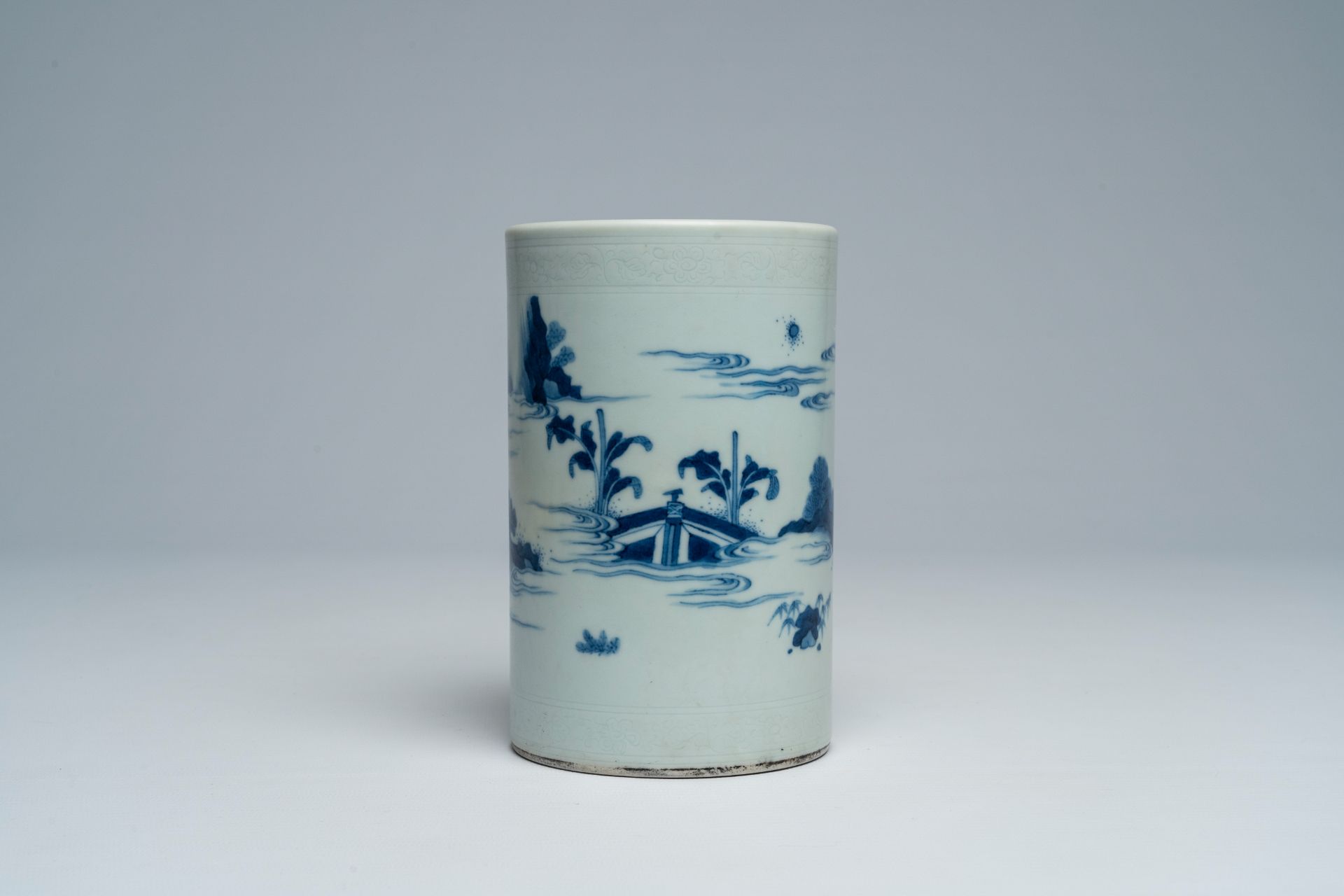 A Chinese blue and white Transitional style brush pot with figures in a landscape, 19th/20th C. - Image 5 of 7