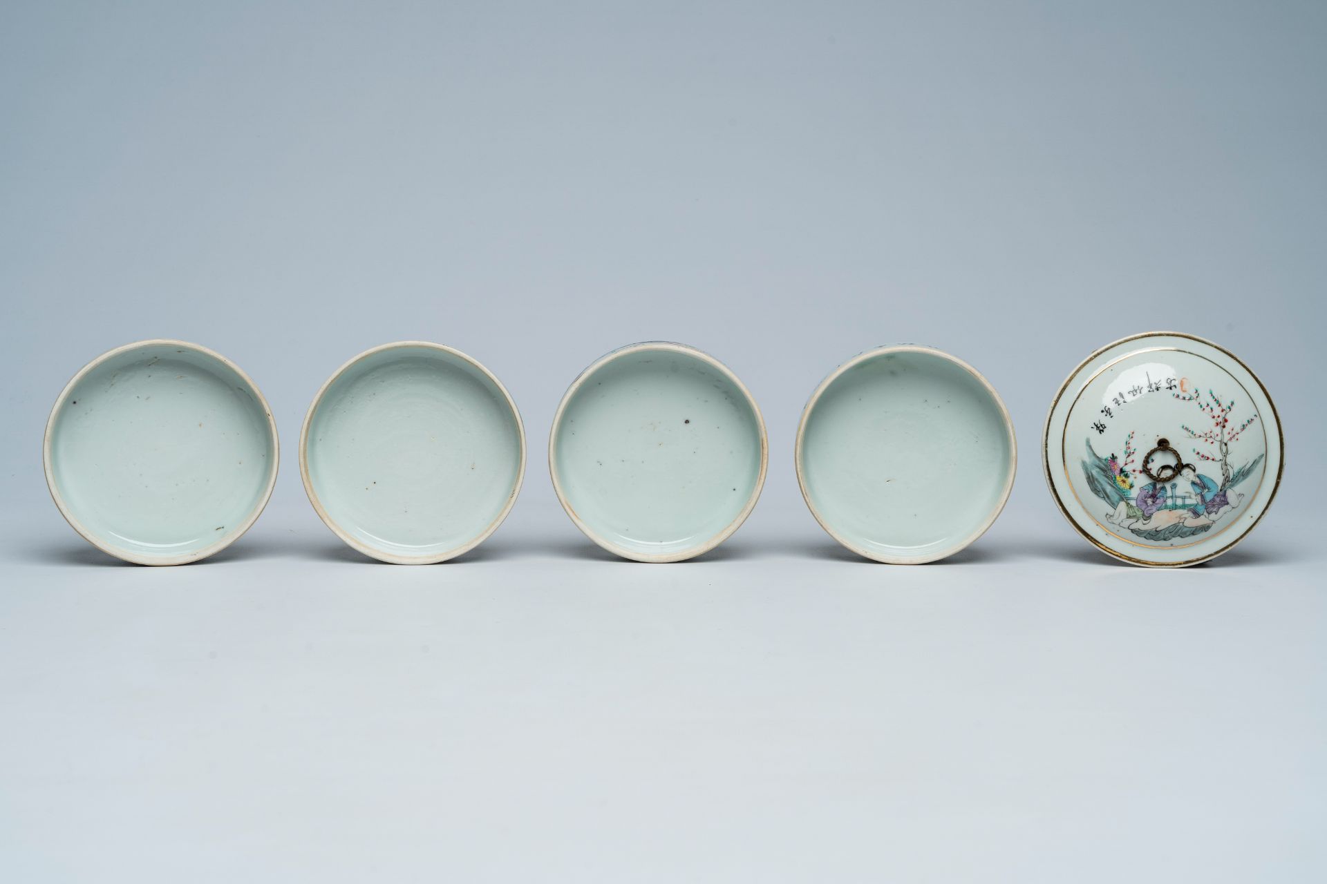 A varied collection of Chinese qianjiang cai porcelain, 19th/20th C. - Image 10 of 11