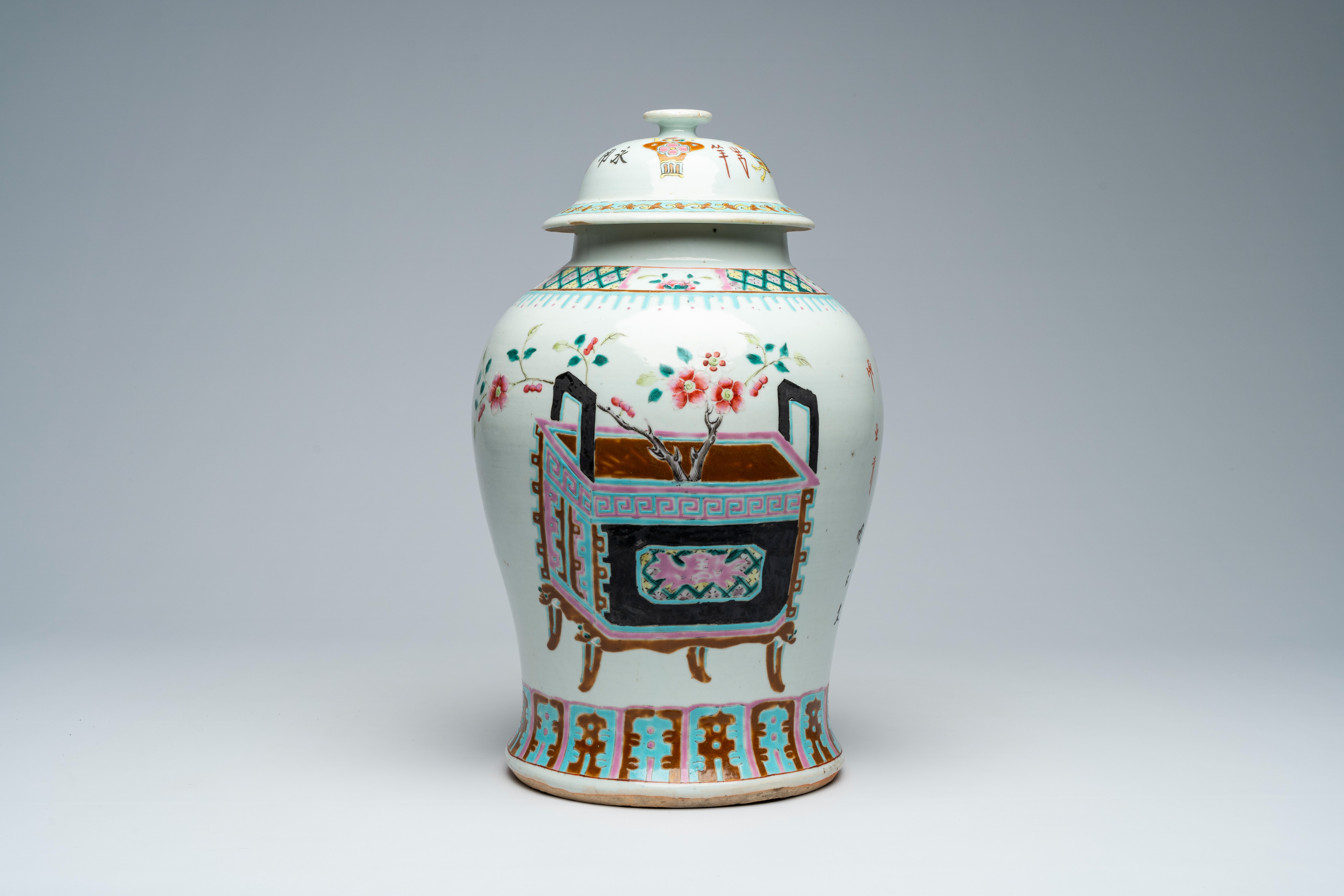 A Chinese famille rose vase and cover with antiquities and floral design, 19th C. - Bild 3 aus 6