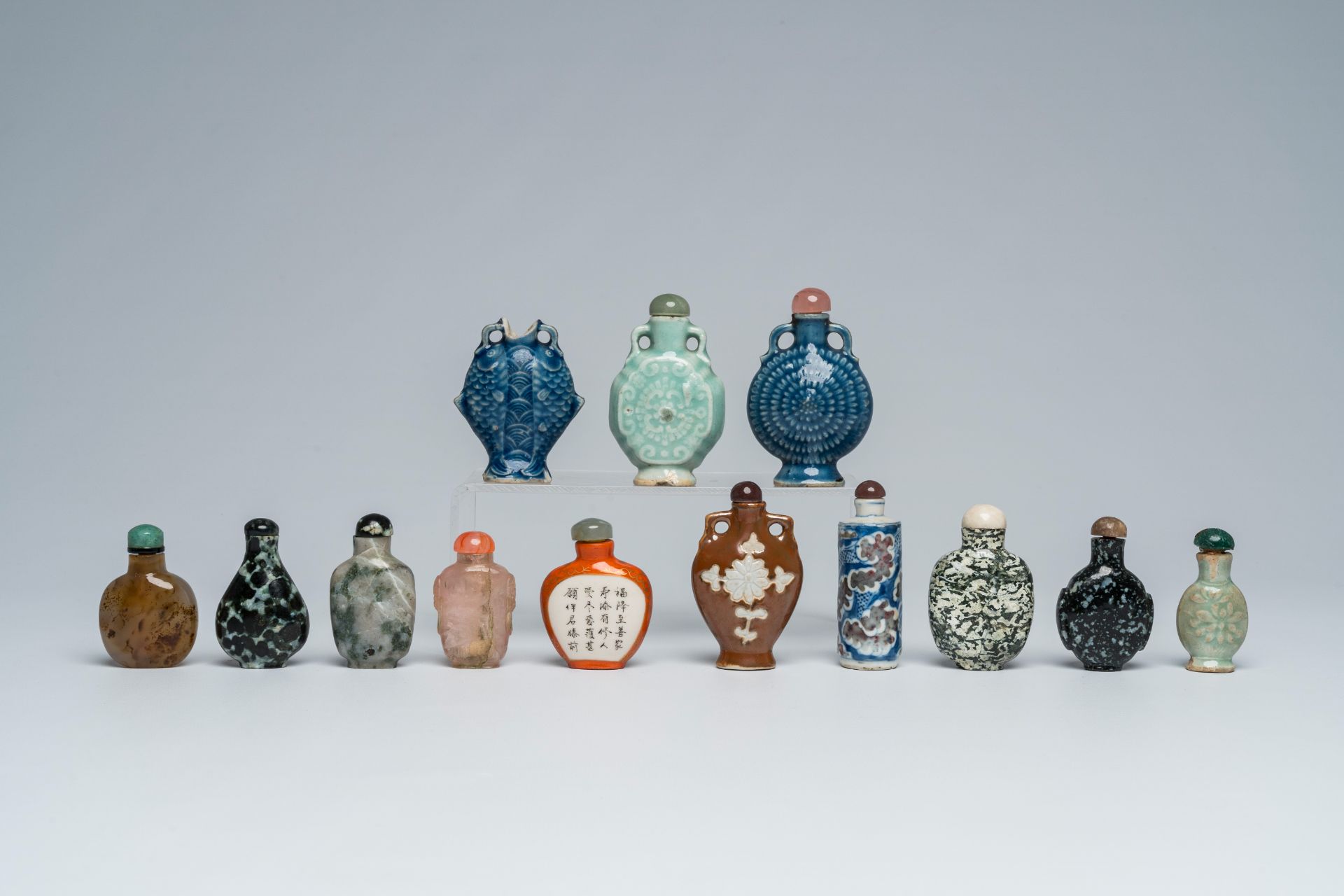 Thirteen various Chinese porcelain, hardstone, quartz and agate snuff bottles, 19th/20th C. - Image 4 of 7