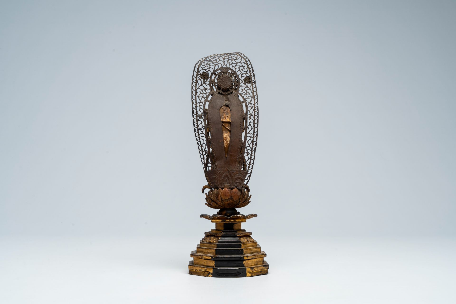 A Japanese lacquered and gilt wood figure of Buddha, Edo, 17th/18th C. - Image 3 of 6