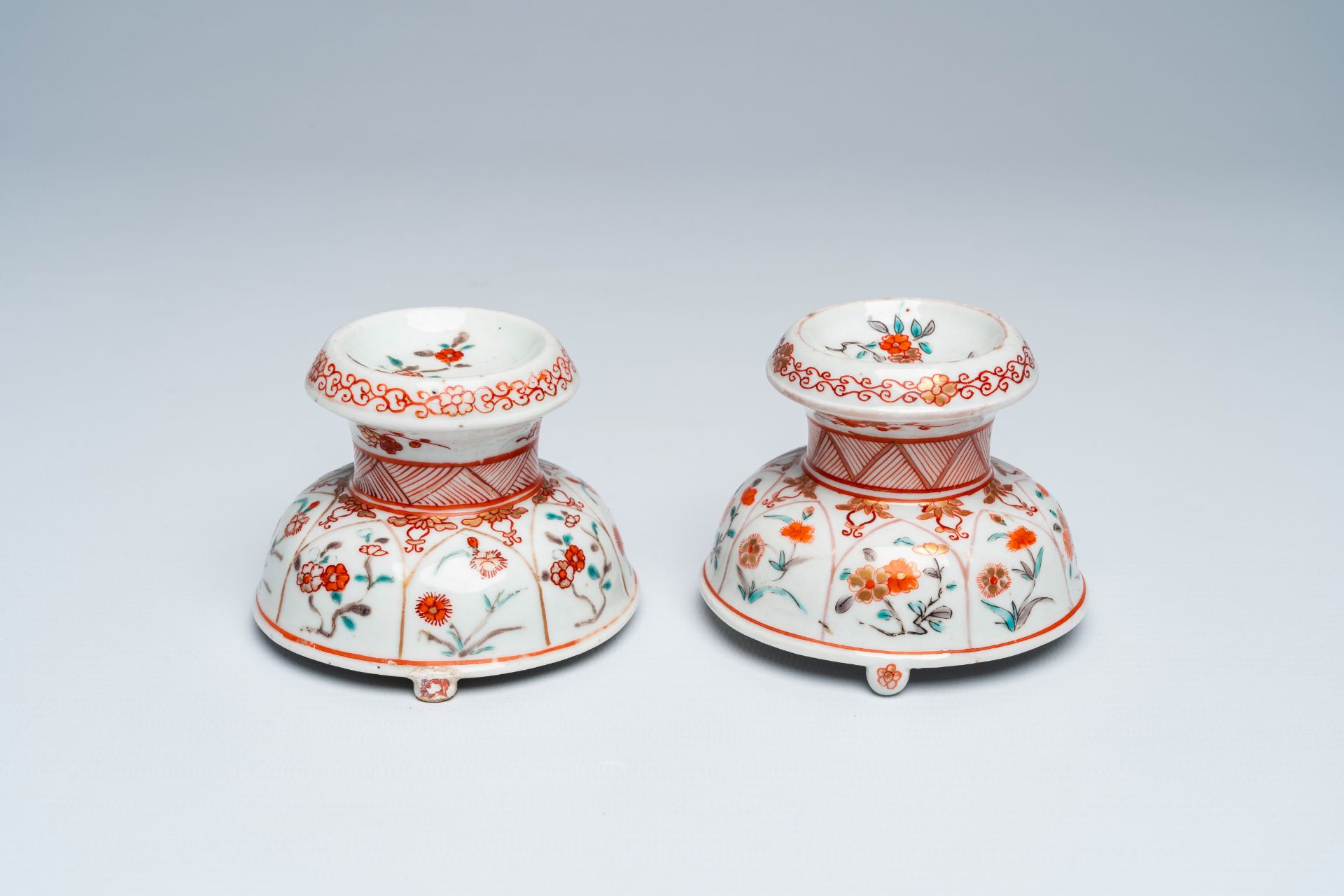 A pair of Japanese Kakiemon style salts with floral design, Edo, 17th/18th C. - Image 2 of 8