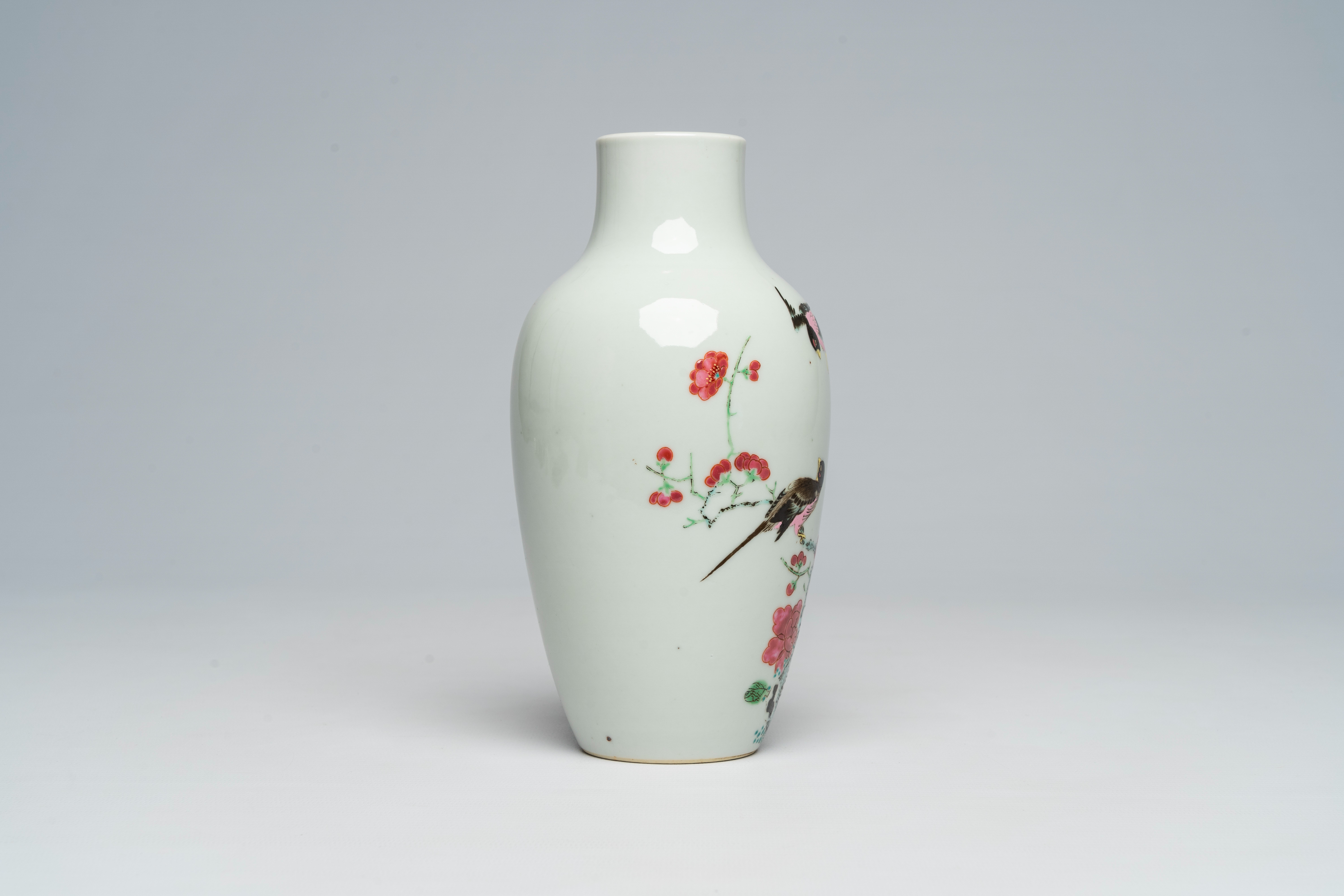 A Chinese famille rose vase with birds among blossoming branches, 20th C. - Bild 4 aus 6