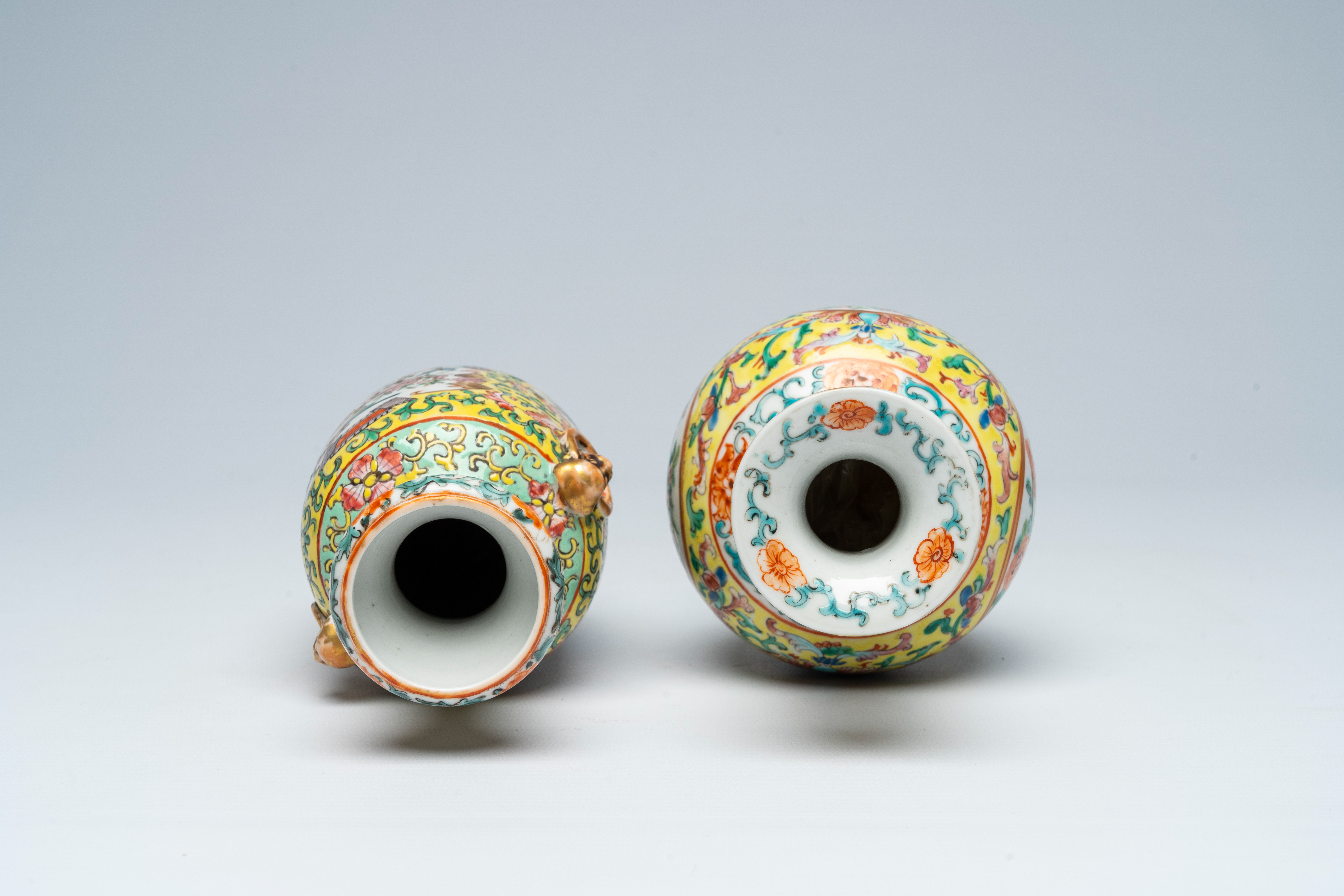 Two Chinese famille rose yellow ground vases with antiquities and floral design, 19th C. - Bild 5 aus 6