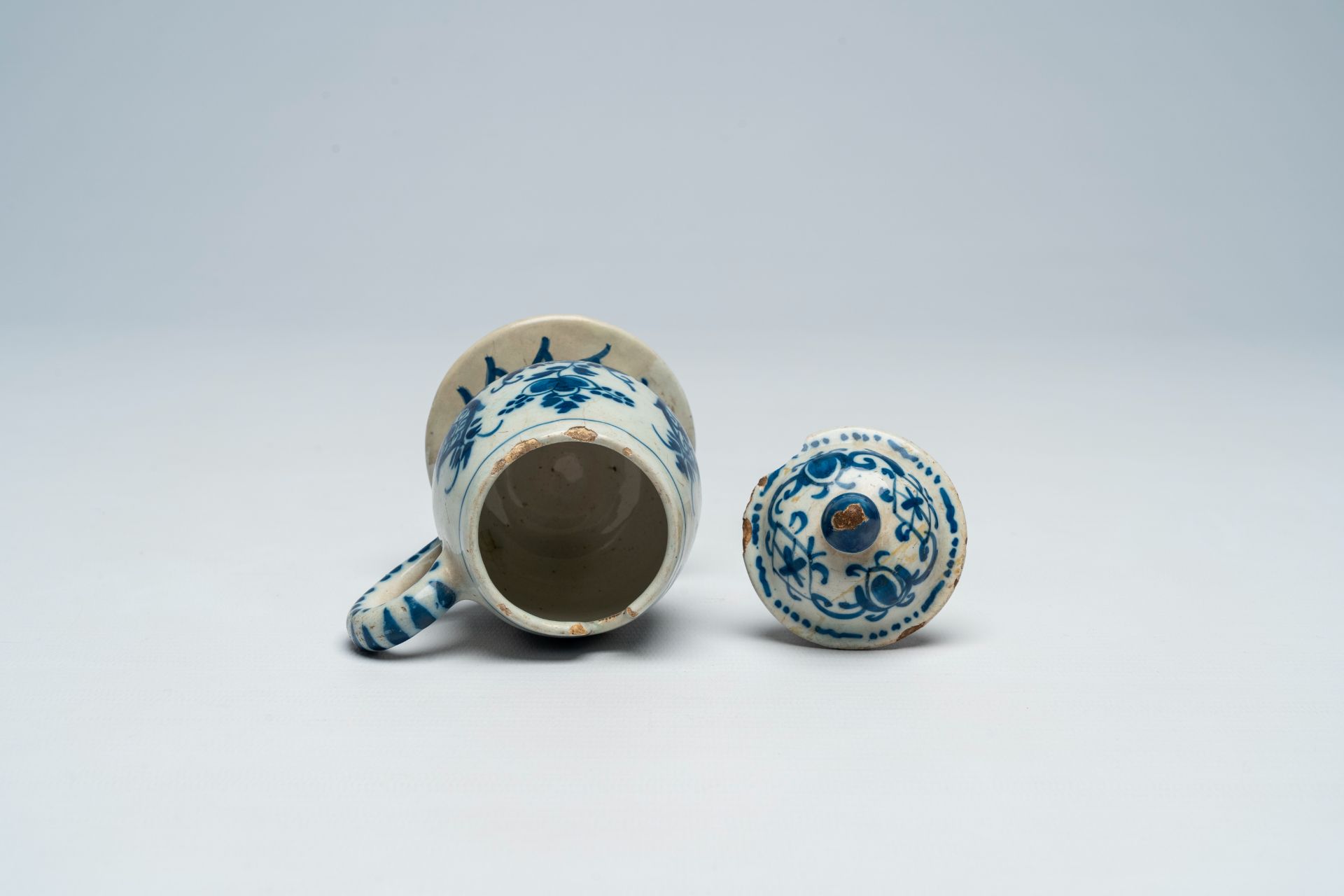 A Dutch Delft blue and white mustard jar and cover, 18th C. - Bild 6 aus 7