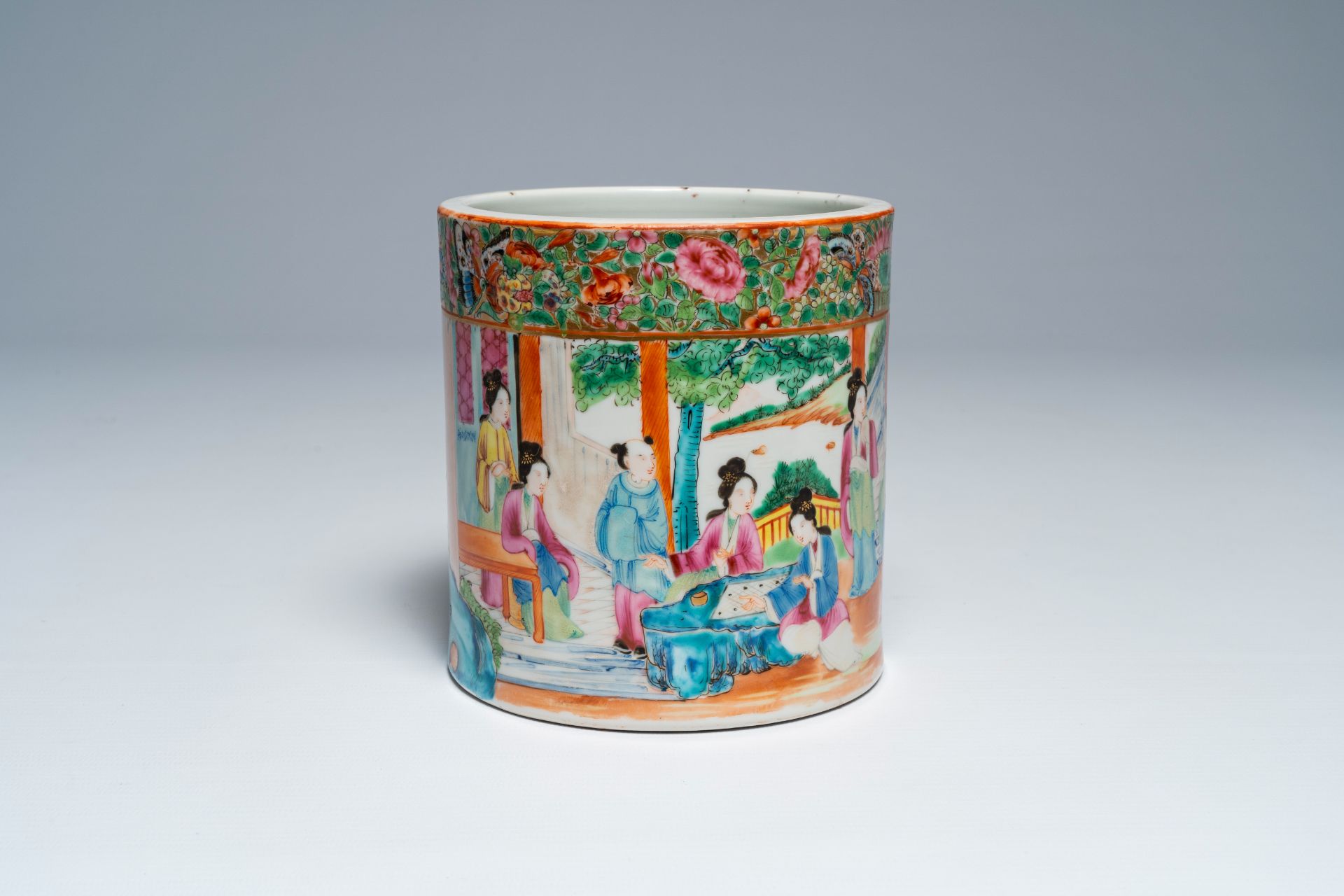 A Chinese Canton famille rose brush pot with palace scenes all around, 19th C.