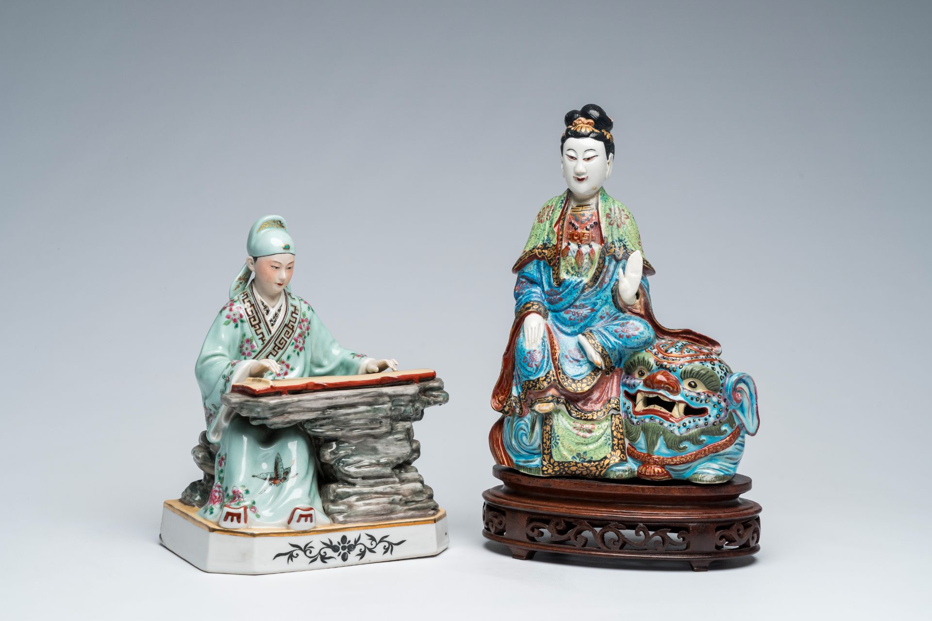 Two Chinese famille rose figures of a guqin player and a Guanyin on a Bouddhist lion, 19th/20th C.