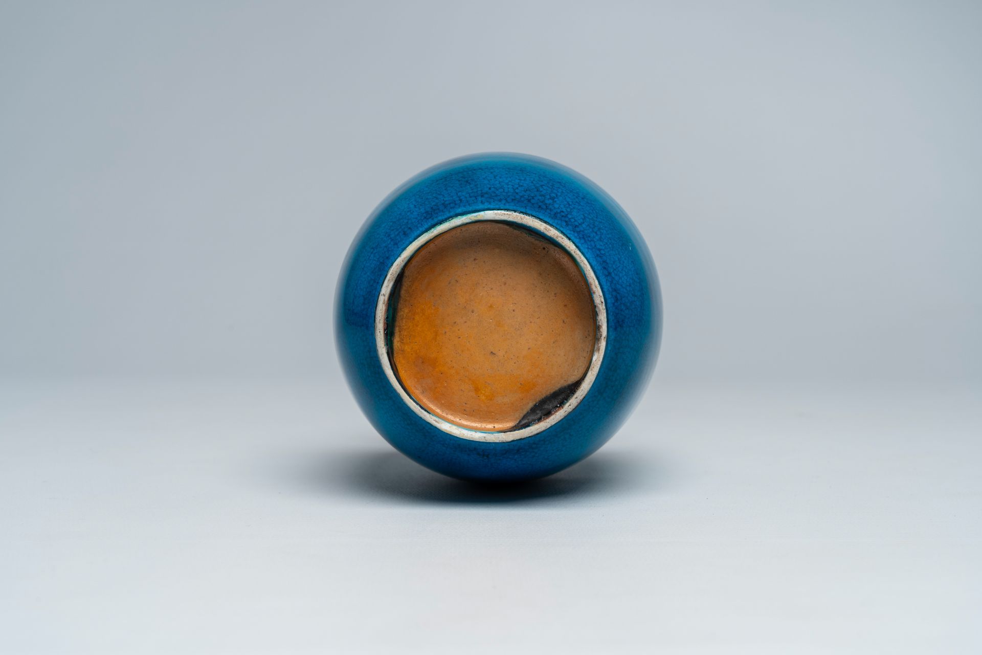 A Chinese monochrome turquoise vase, 19th C. - Image 6 of 6