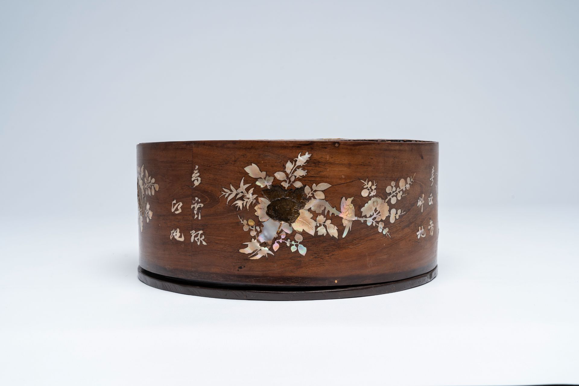 A large Chinese mother of pearl-inlaid wooden tray and a box and cover, 19th/20th C. - Image 7 of 13