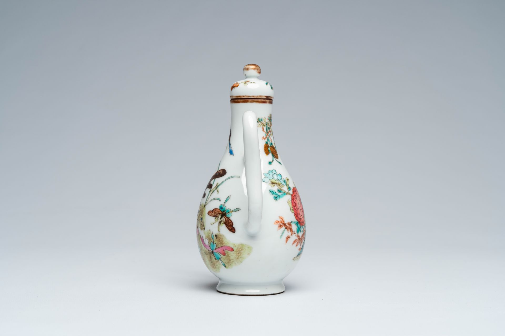 A Chinese famille rose ewer and cover and a pair of peach-shaped saucers with floral design, 19th C. - Image 8 of 10