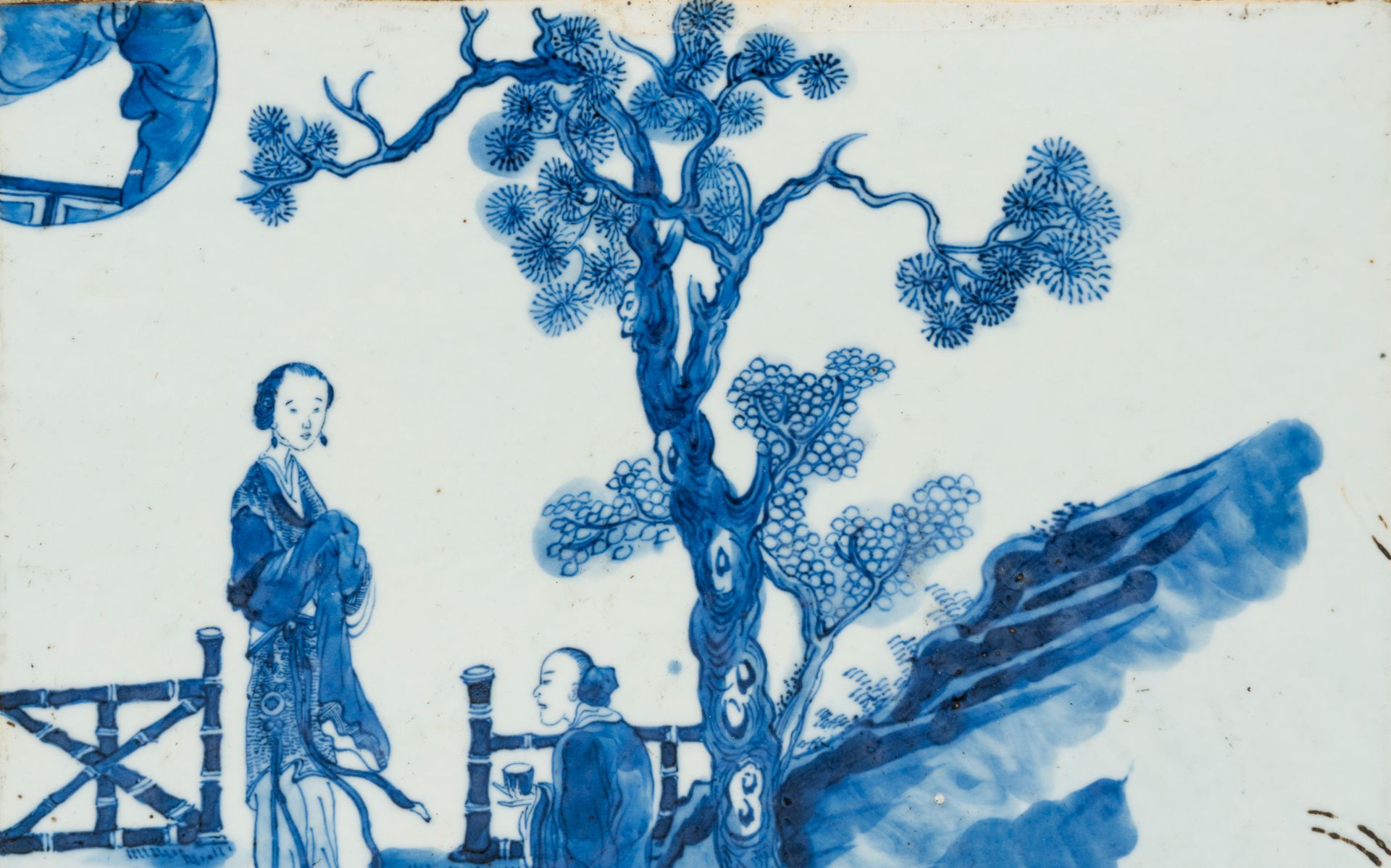 A Chinese mother-of-pearl-inlaid wooden stand with blue and white porcelain top, 19th C. - Image 7 of 9