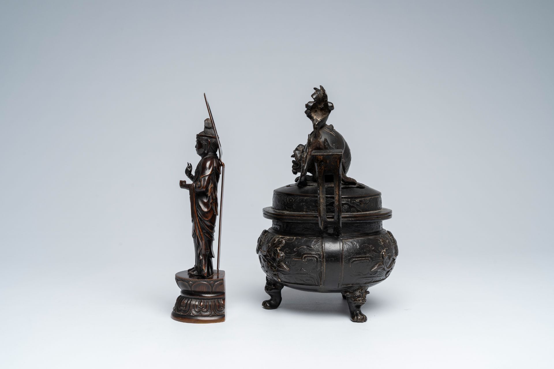 A Japanese bronze Kannon figure and a censer with cover, Edo/Meiji, 18th/19th C. - Image 3 of 9