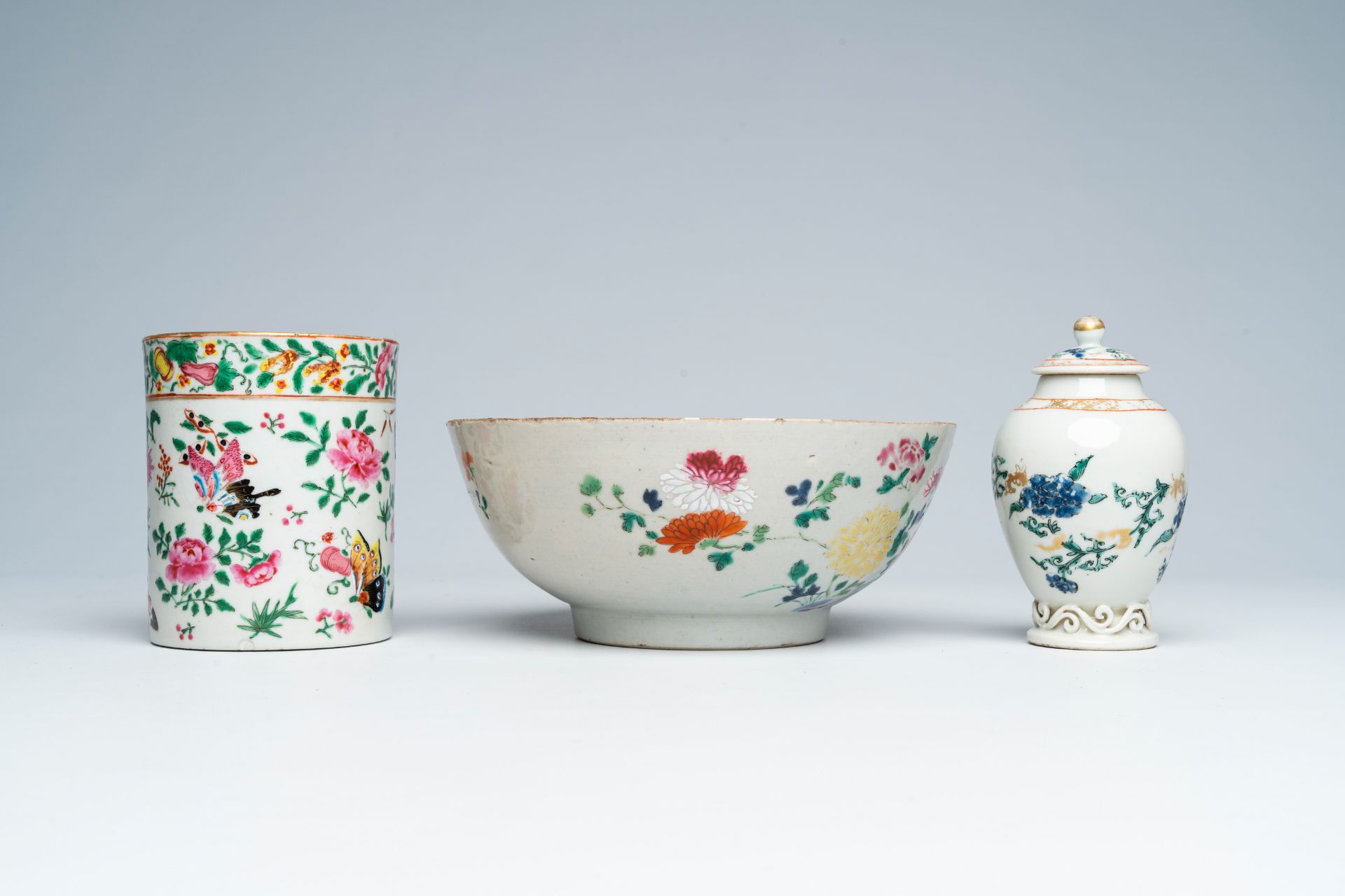 A varied collection of Chinese famille rose and blue and white porcelain, 18th/19th C. - Image 6 of 14