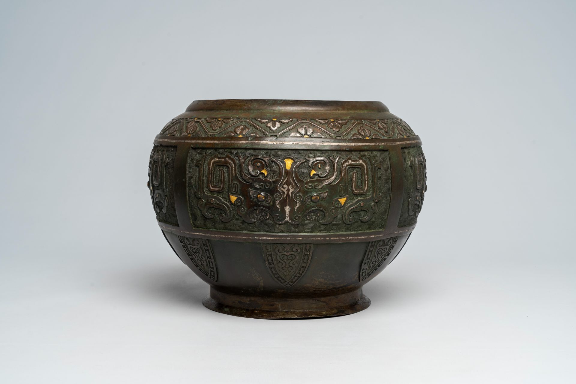 A Chinese gold- and silver-heightened archaic bronze vase, 19th C. - Image 3 of 7