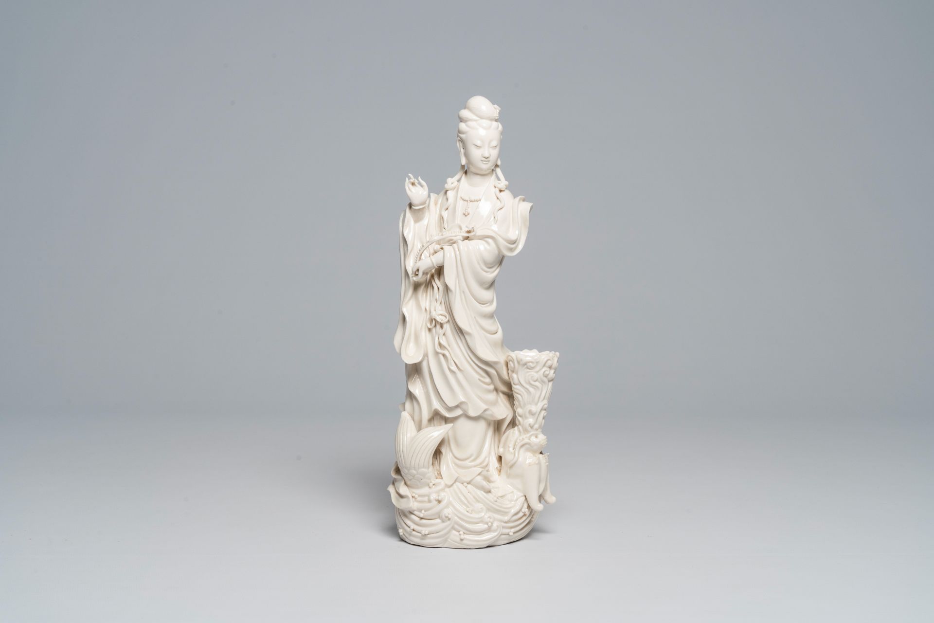 A Chinese Dehua blanc de Chine figure of Guanyin standing on a sea dragon, 20th C. - Image 8 of 8