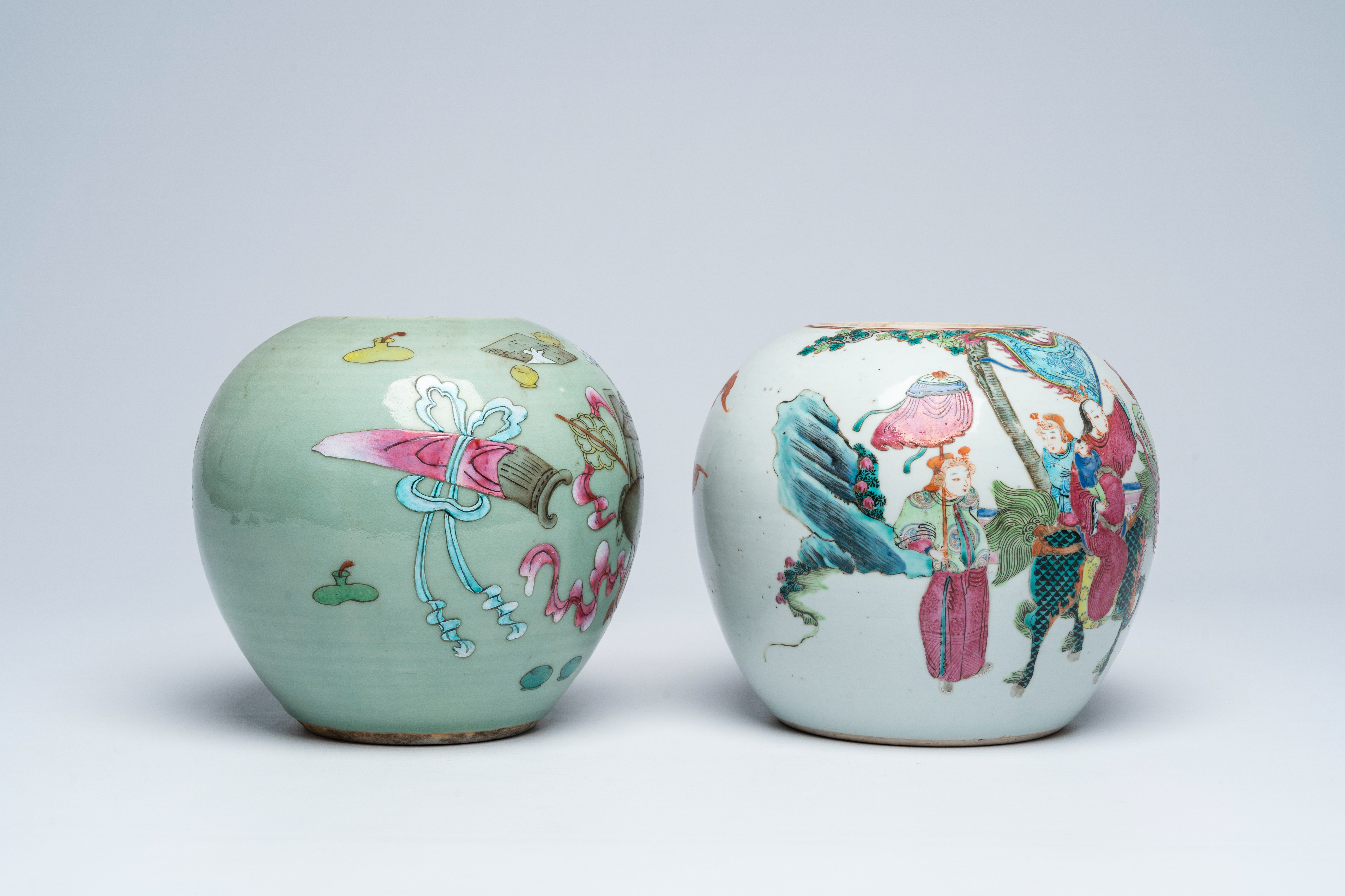 Two Chinese famille rose jars with wooden covers with antiquities design and the qilin Song Zi, 19th - Bild 5 aus 7