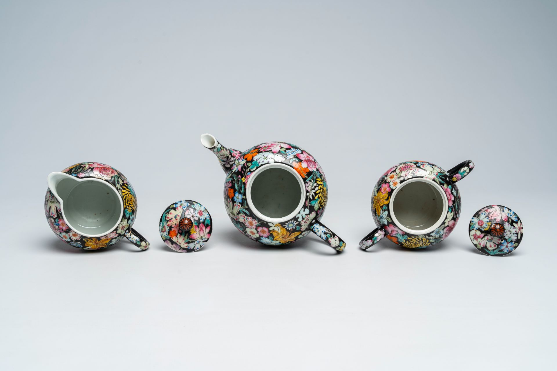 A Chinese fifteen-piece famille rose 'millefleurs' tea set with matching case, Guangxu mark, 20th C. - Image 10 of 20