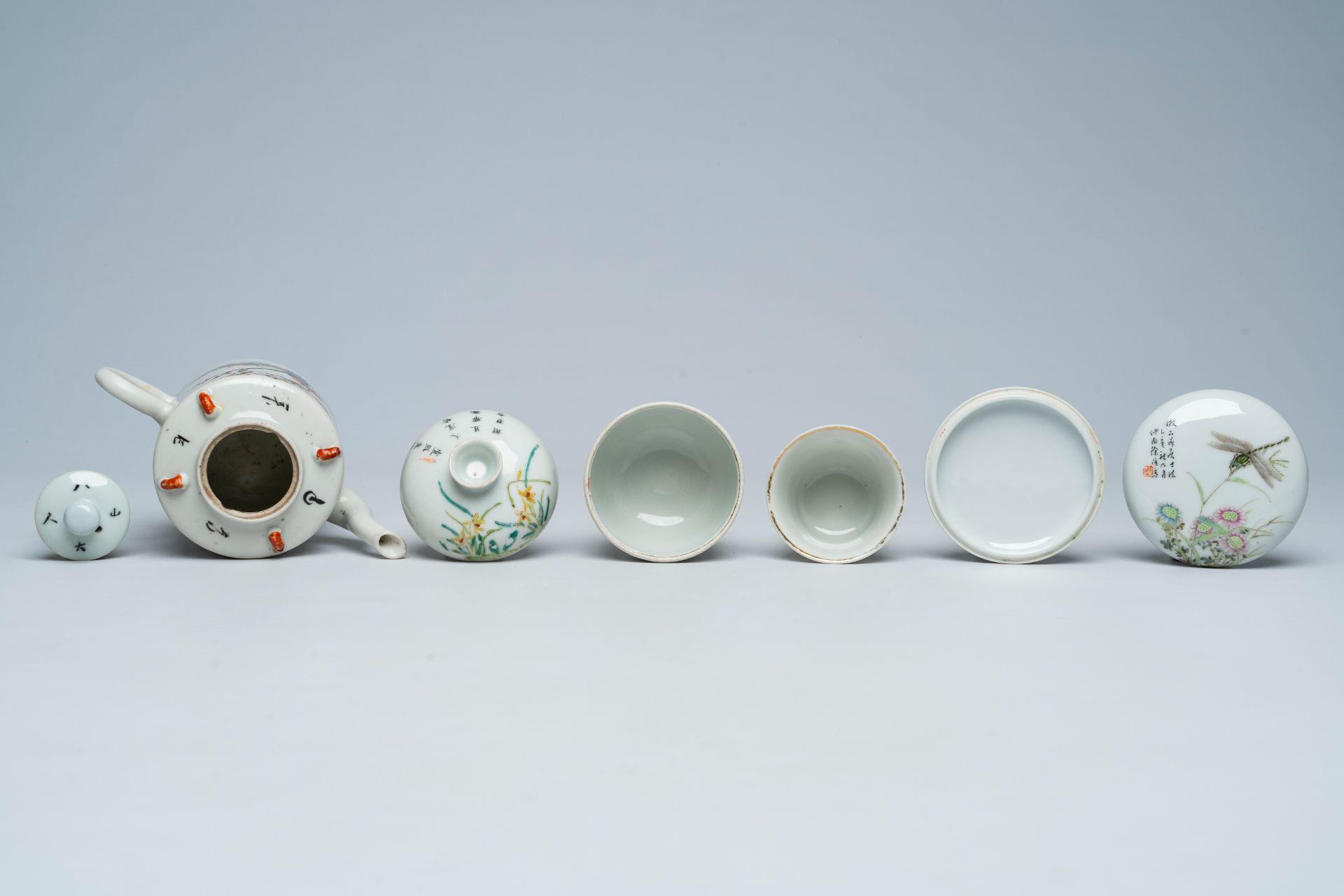 A varied collection of Chinese qianjiang cai porcelain, 19th/20th C. - Image 8 of 11