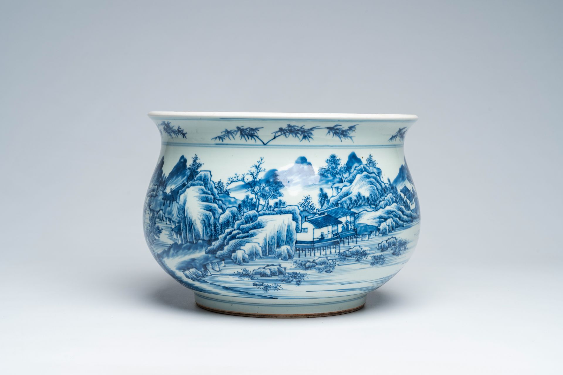 A large Chinese blue and white censer with a river landscape, 18th C. or later - Image 6 of 8