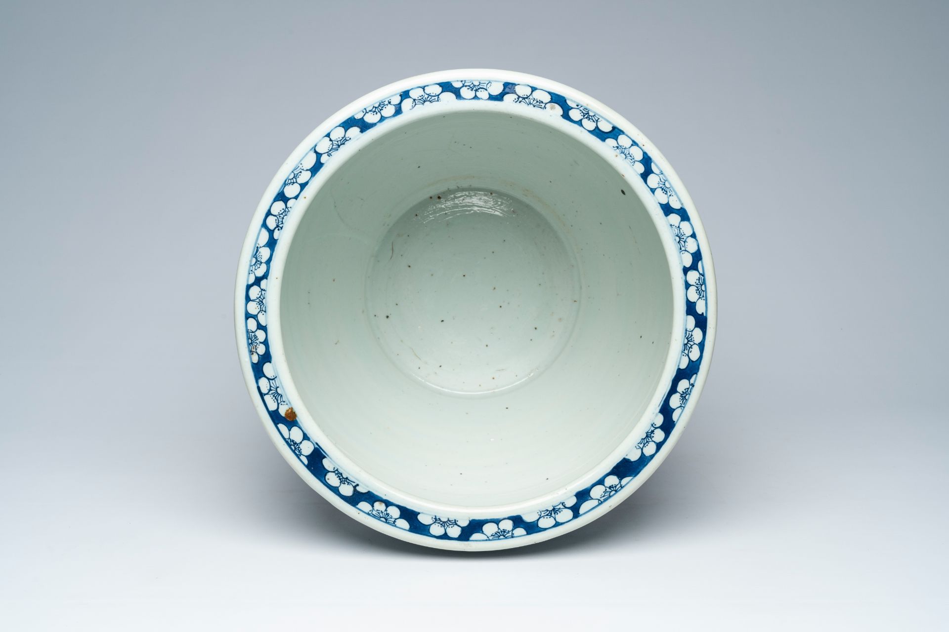 A Chinese blue and white 'dragons' jardiniÃ¨re, 19th C. - Image 6 of 8