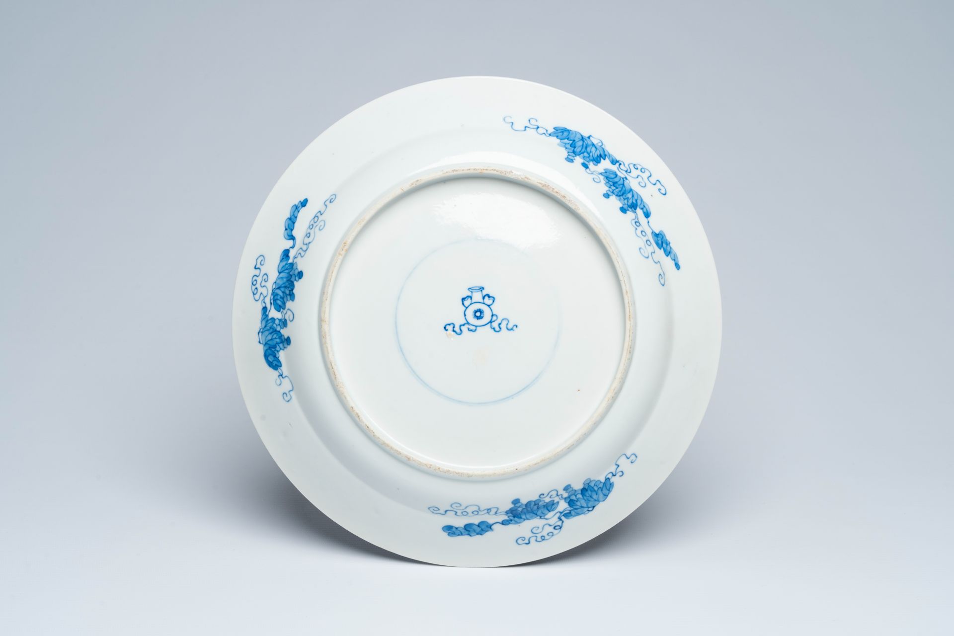 A Chinese blue and white 'dragon and phoenix riders' charger, 19th C. - Image 2 of 2