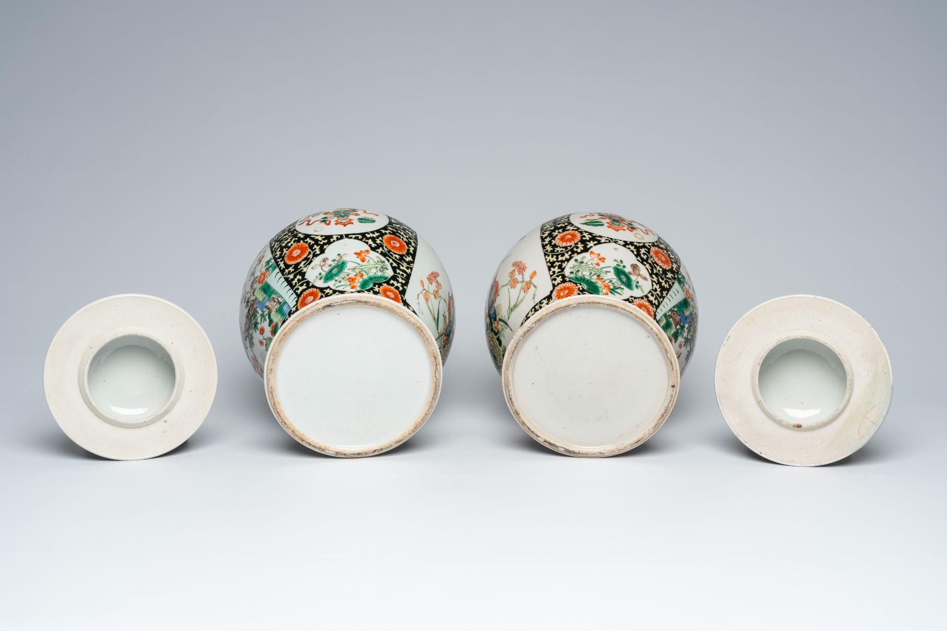 A pair of Chinese famille verte vases and covers with birds on blossoming branches, 19th C. - Image 6 of 6