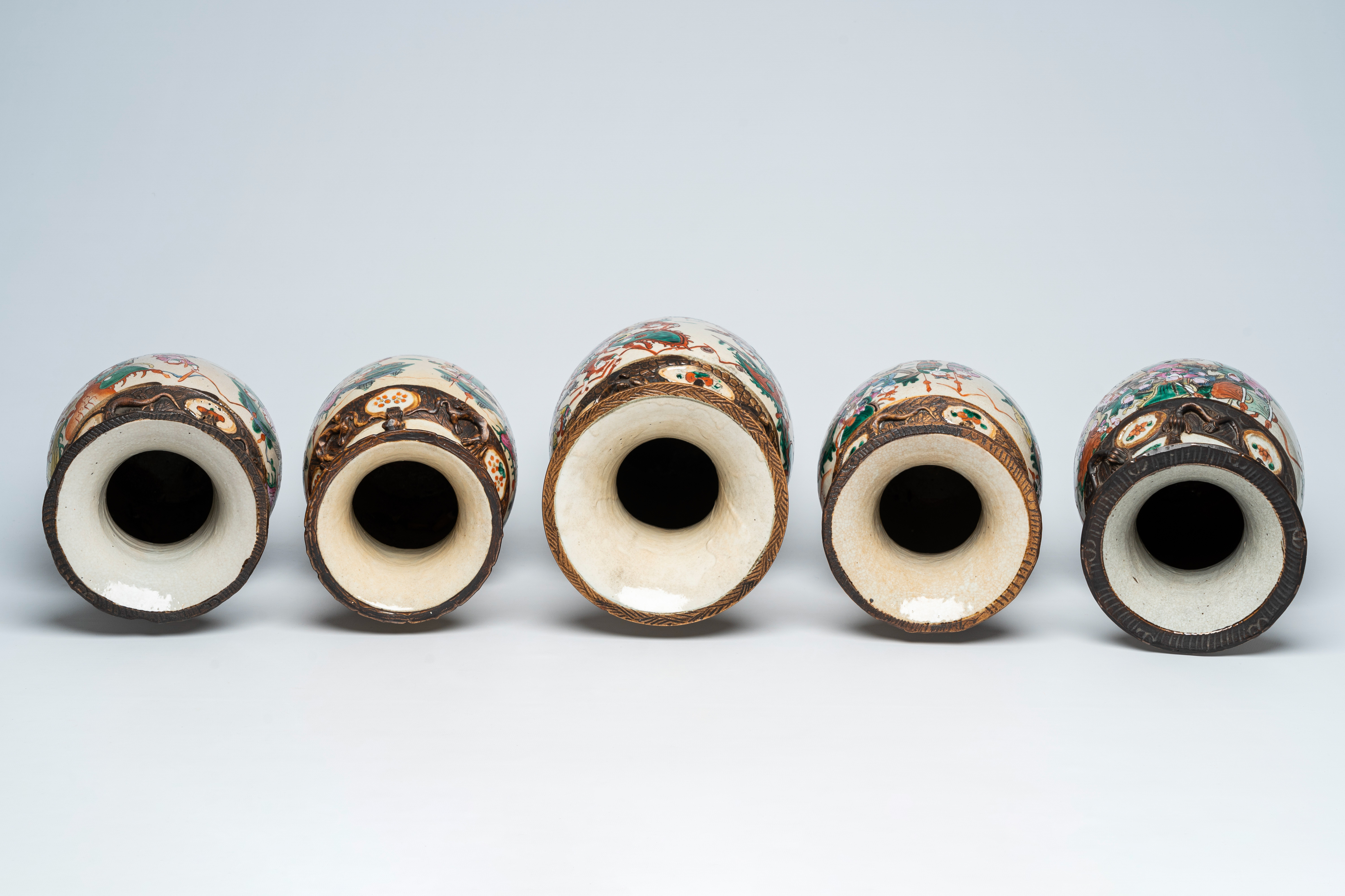 Five Chinese Nanking crackle glazed famille rose vases with warrior scenes, 19th/20th C. - Image 5 of 6