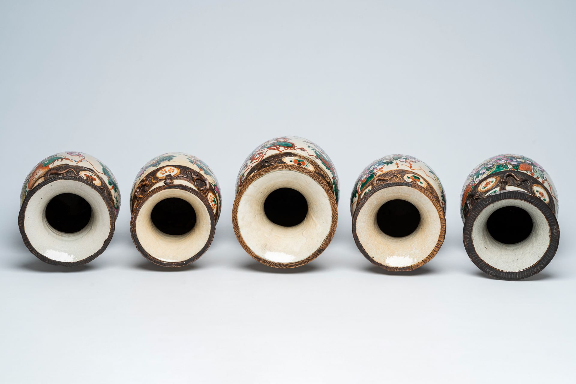 Five Chinese Nanking crackle glazed famille rose vases with warrior scenes, 19th/20th C. - Image 5 of 6