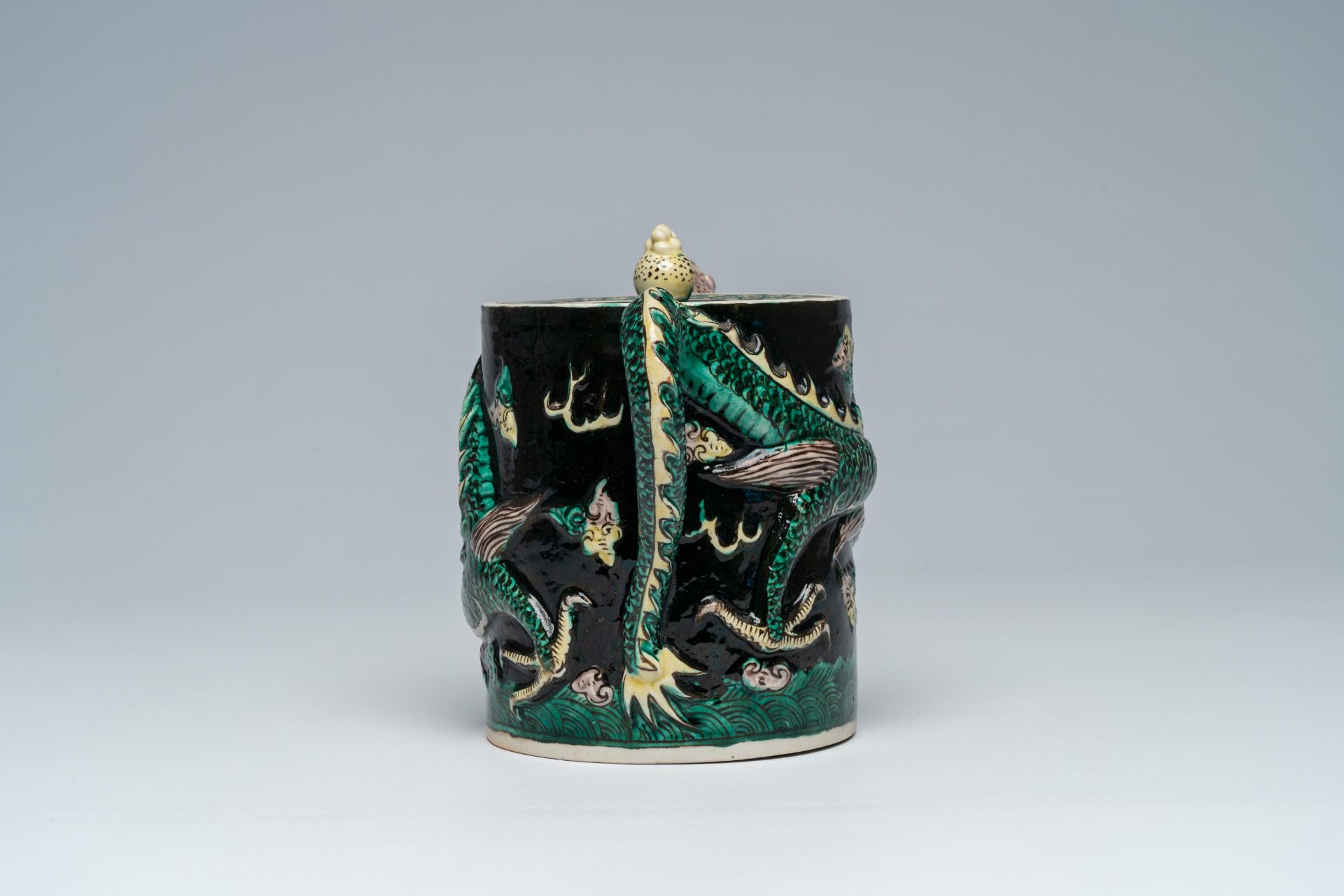 A Chinese famille noire dragon-shaped teapot with relief design, 19th C. - Image 3 of 9