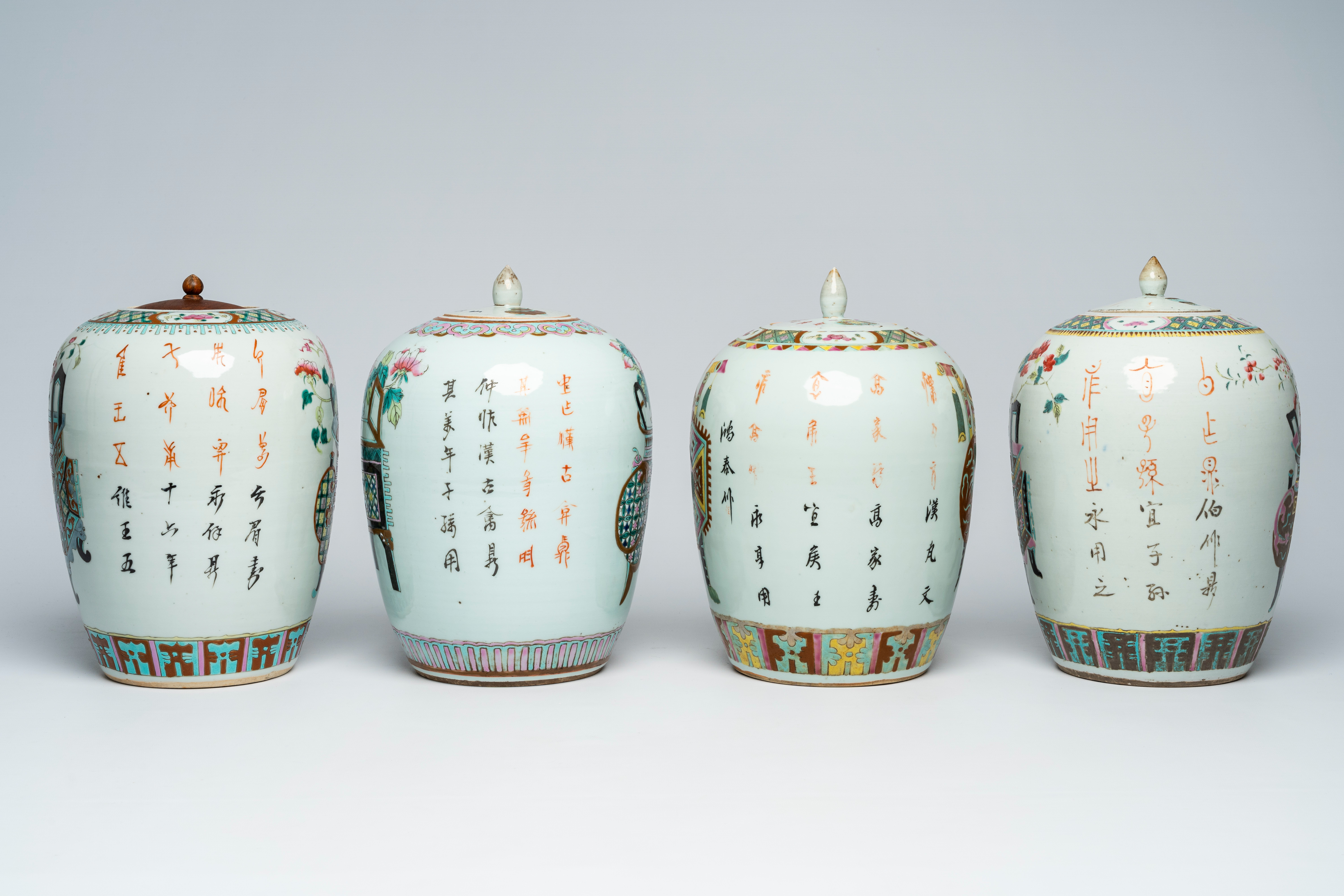 Four Chinese famille rose ginger jars and covers with flower baskets and antiquities, 19th/20th C. - Bild 4 aus 8